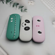 Yakkalik qattiq qopqoqli ko'zoynak qutisi jozibali qo'l bilan bo'yalgan multfilm dizayni bilan. Ushbu mustahkam ushlagich ko'zoynaklaringizni himoya qiladi va erkaklar va ayollar uchun mos keladi. Portativ temir quti kattalar uchun harakatda juda qulay.