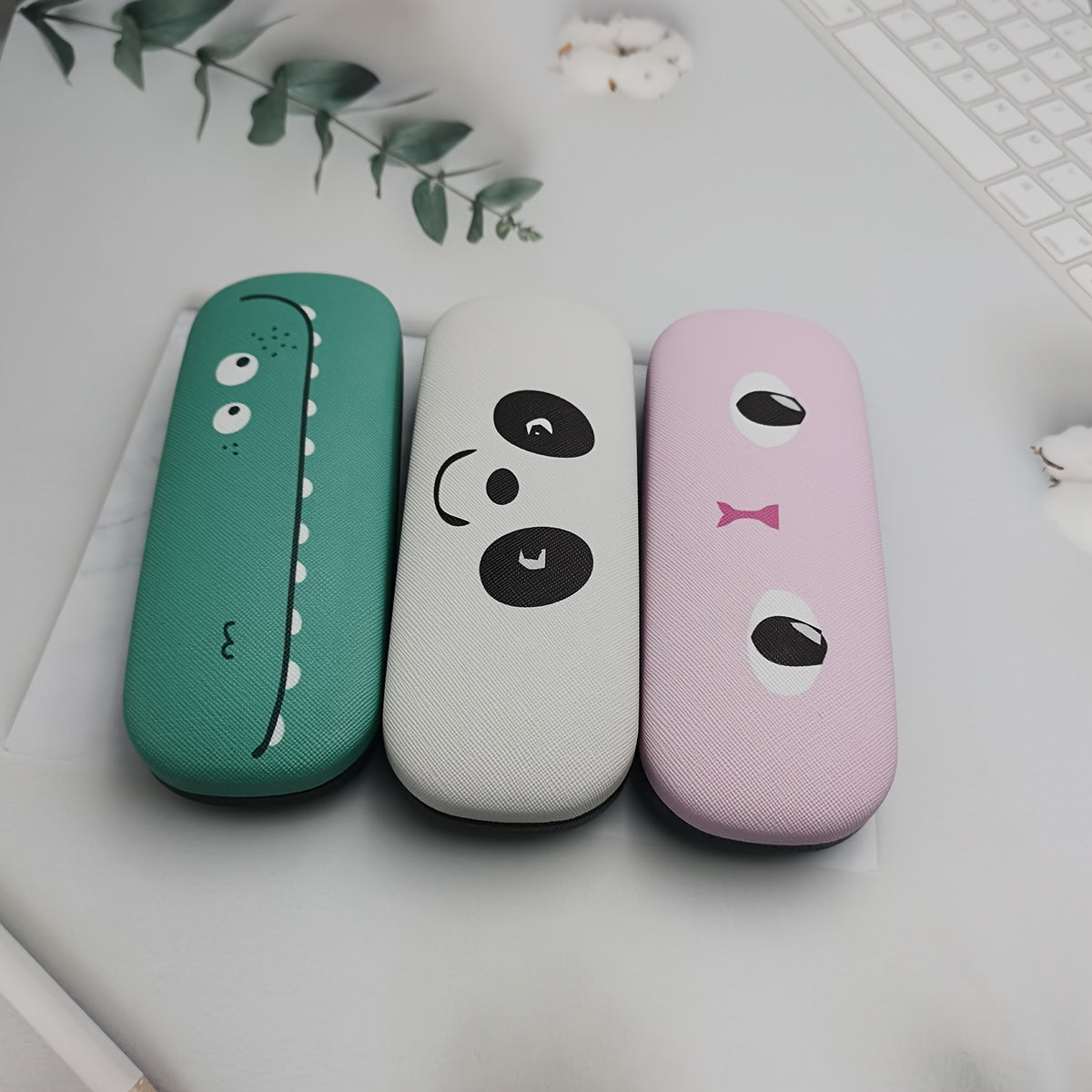 Yakkalik qattiq qopqoqli ko'zoynak qutisi jozibali qo'l bilan bo'yalgan multfilm dizayni bilan. Ushbu mustahkam ushlagich ko'zoynaklaringizni himoya qiladi va erkaklar va ayollar uchun mos keladi. Portativ temir quti kattalar uchun harakatda juda qulay.