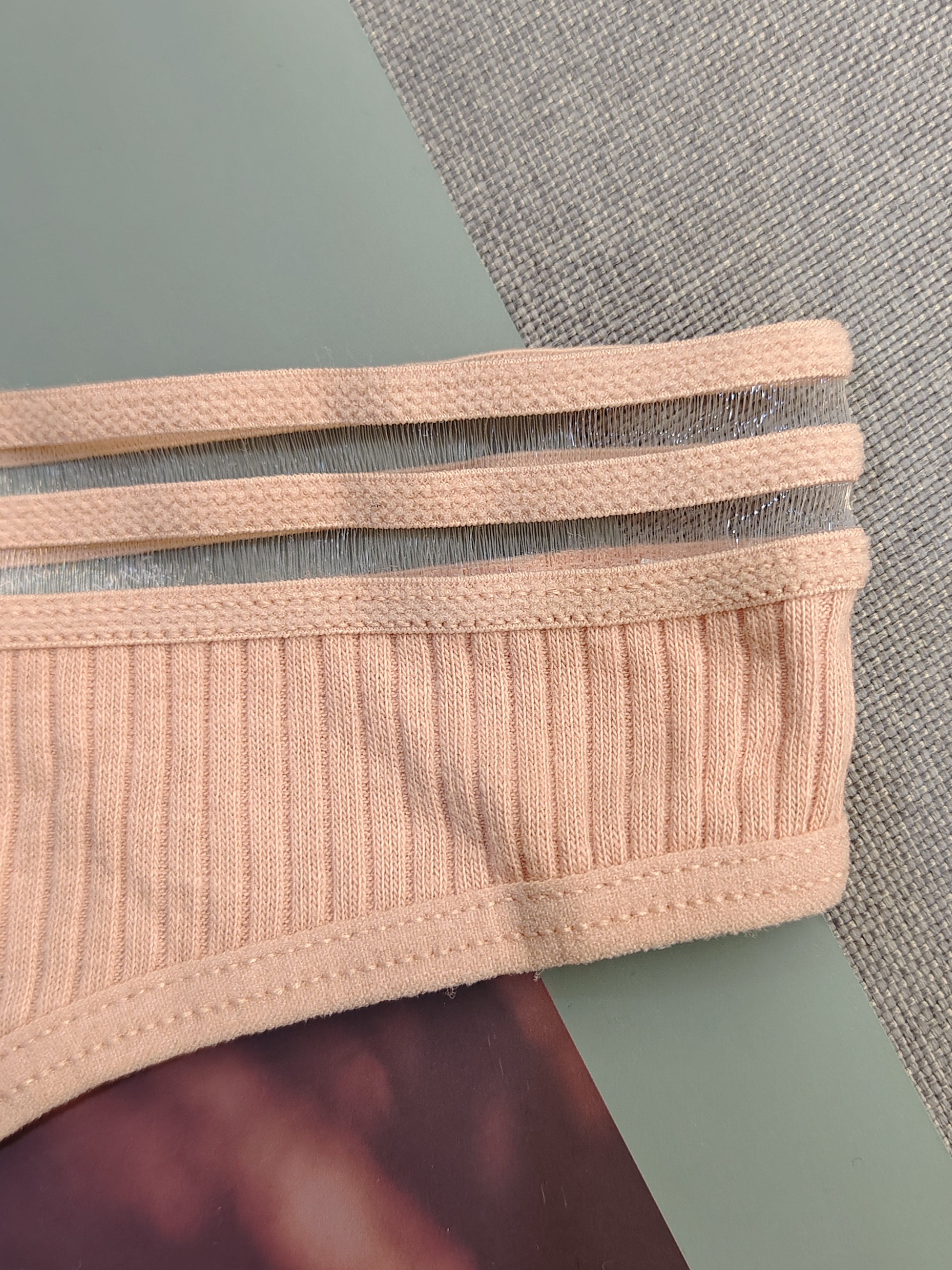 Panties tanga de tiro bajo con ribete negro para mujer