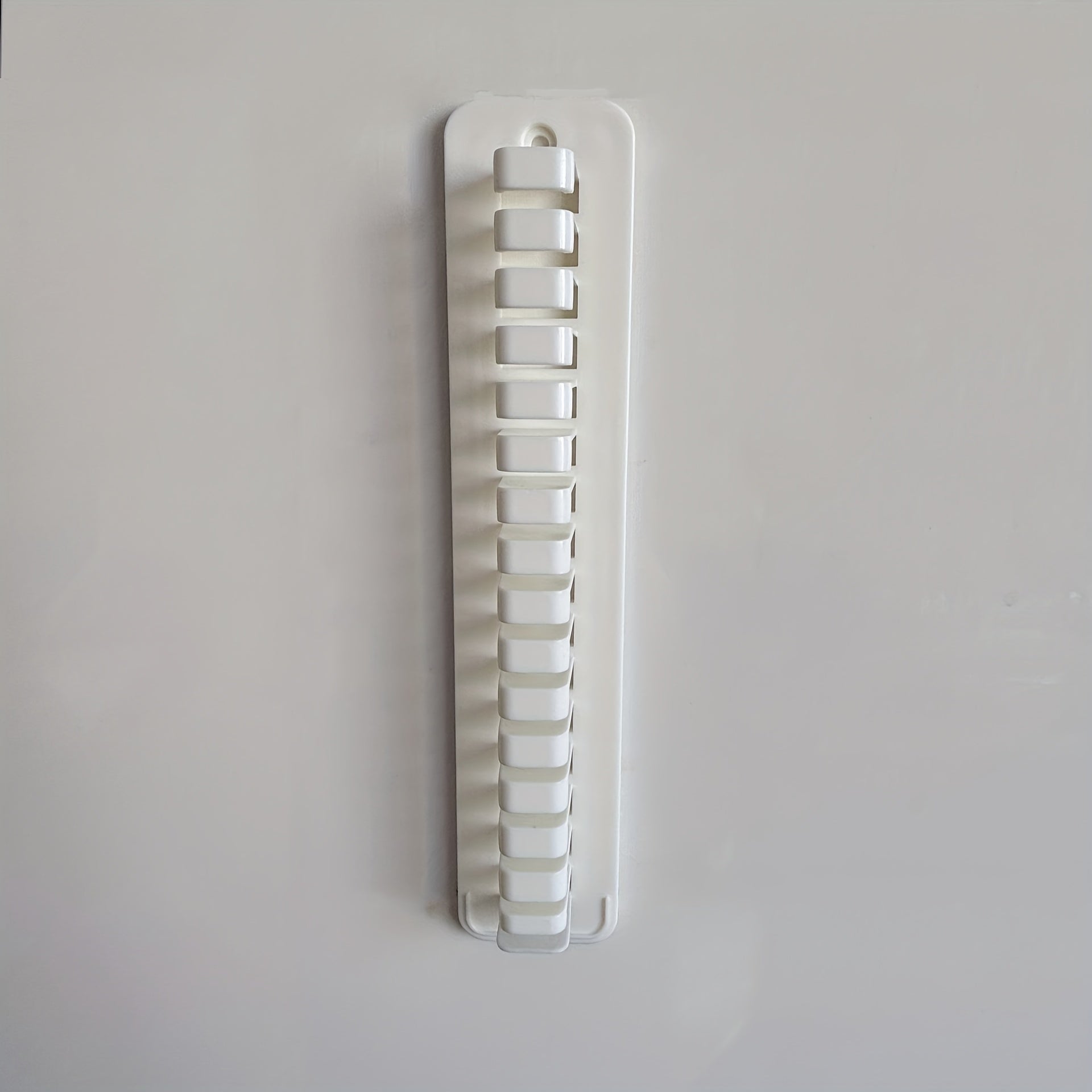 Kuchli yopishqoq devor o'rnatilishi bilan portativ shlyapa tokchasi - 20 ta shlyapani ushlab turadi, erkin turuvchi akril ko'rsatish va saqlash yechimi, eshiklar yoki shkaflar uchun ko'p funksiyali o'rnatish variantlari bilan.