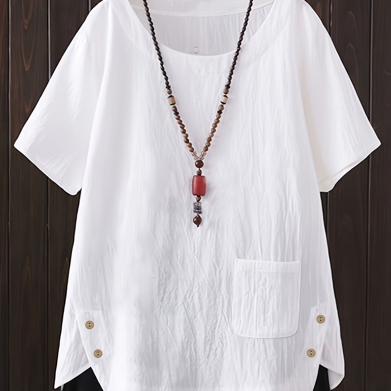 Katta o'lchamdagi O'rta Sharq uslubidagi cho'ntakli, yumshoq bo'yinli va cho'zilmaydigan matodan tayyorlangan bluzka, barcha fasllar uchun mos keladi.