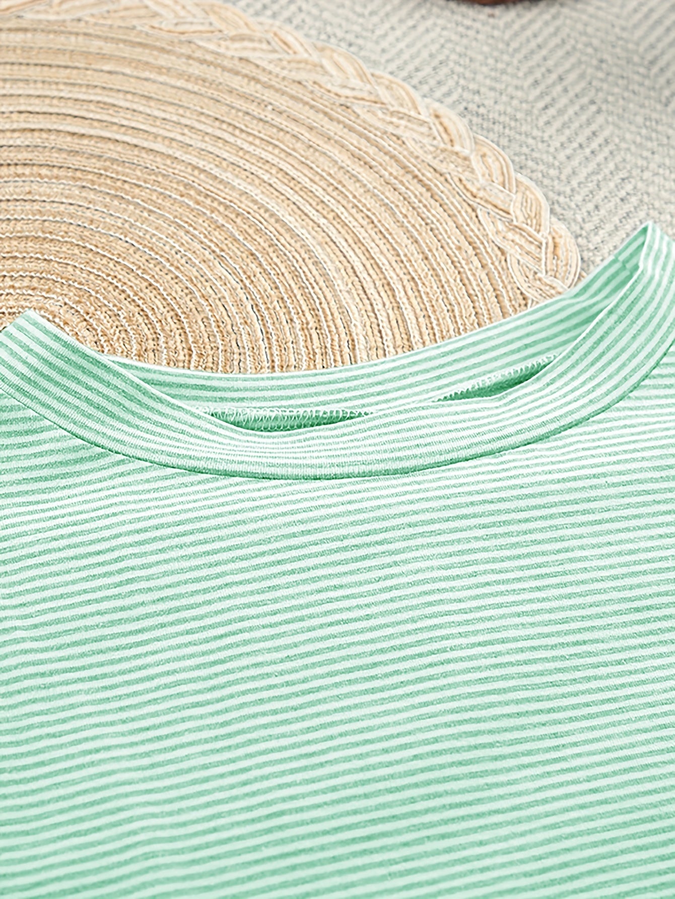 Полосатый комплект для отдыха с коротким рукавом и шортами с боковым разрезом для женской осенне-зимней одежды.