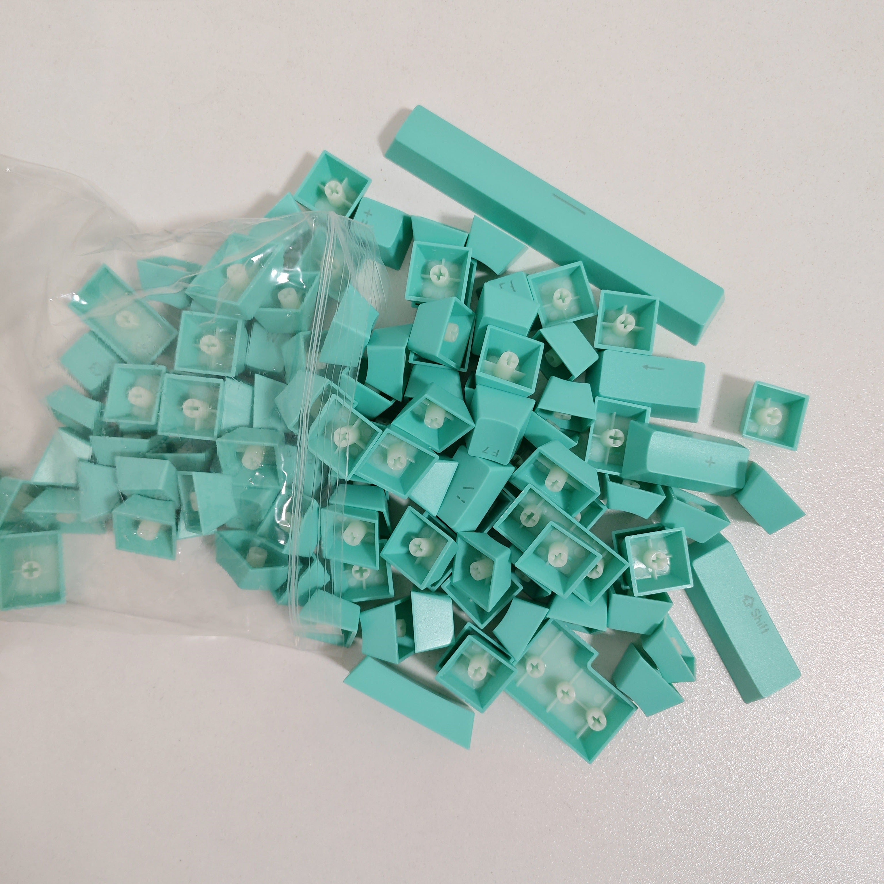 Rang-barang plastik kalitcha o‘rniga qo‘yiladigan, mexanik va o‘yin klaviaturalariga mos keladigan, Rasmga o‘xshash kalitlar bilan mos keladigan