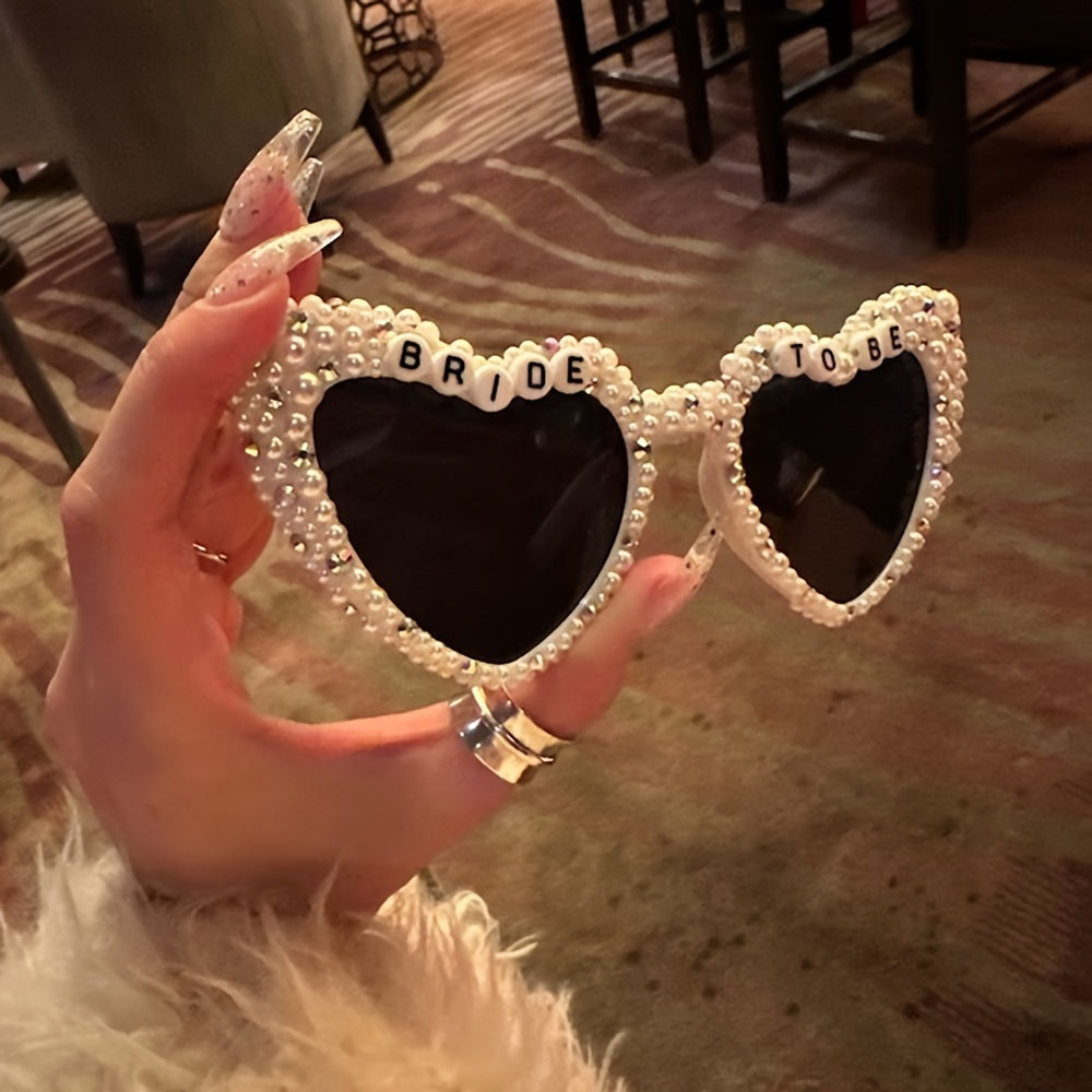 Gafas de sol con corazón de novia con pedrería y detalles de perlas para despedida de soltera y boda