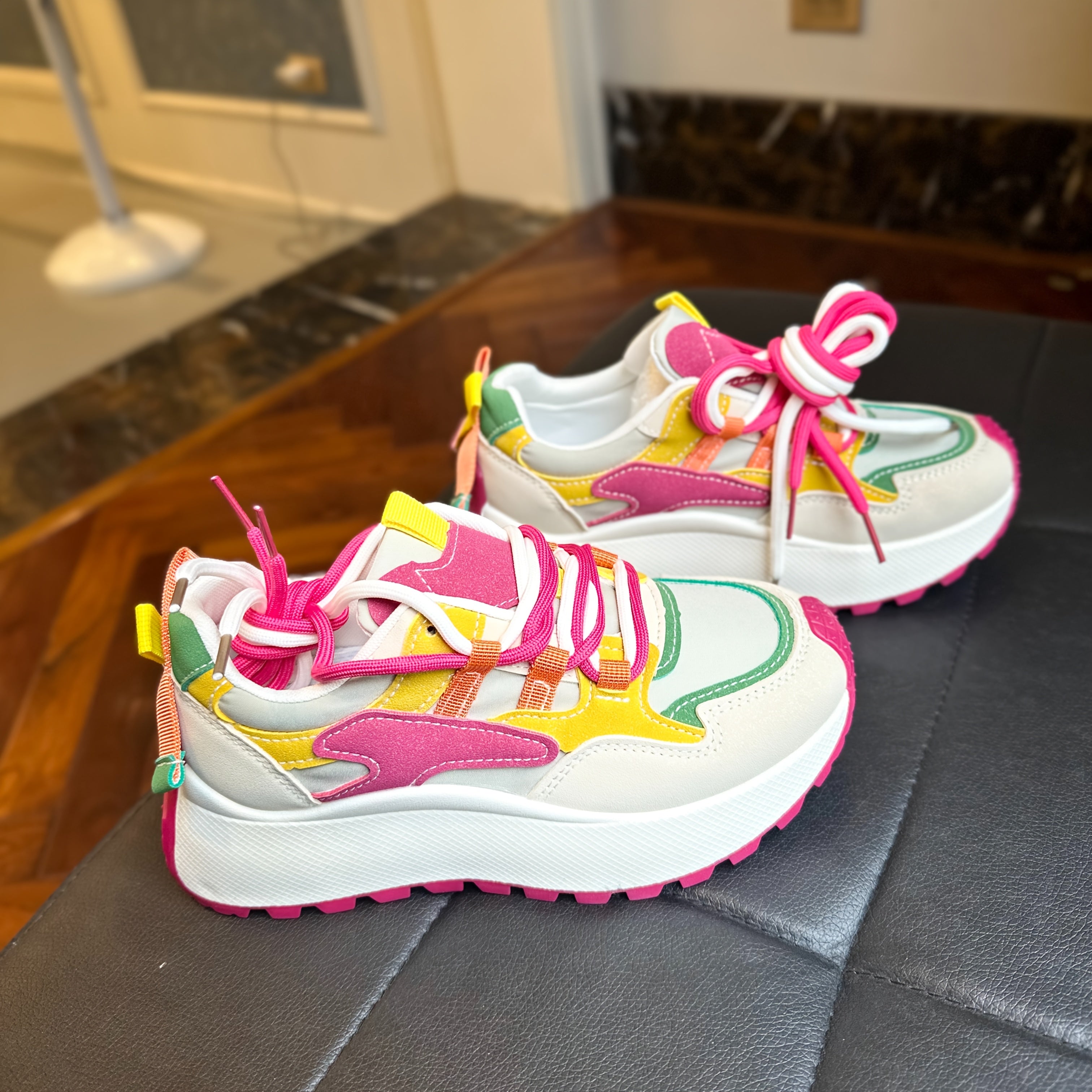 Ayollar uchun nafas oladigan tarmoq yozgi kundalik sport krossovkalar oq qalin kauchuk taglik