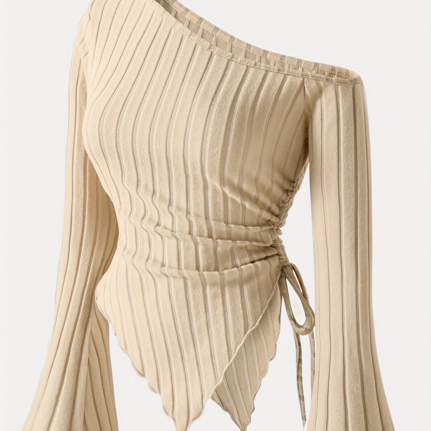 Camiseta de mujer con hombro descubierto, dobladillo asimétrico y mangas acampanadas de punto de poliéster de estiramiento medio