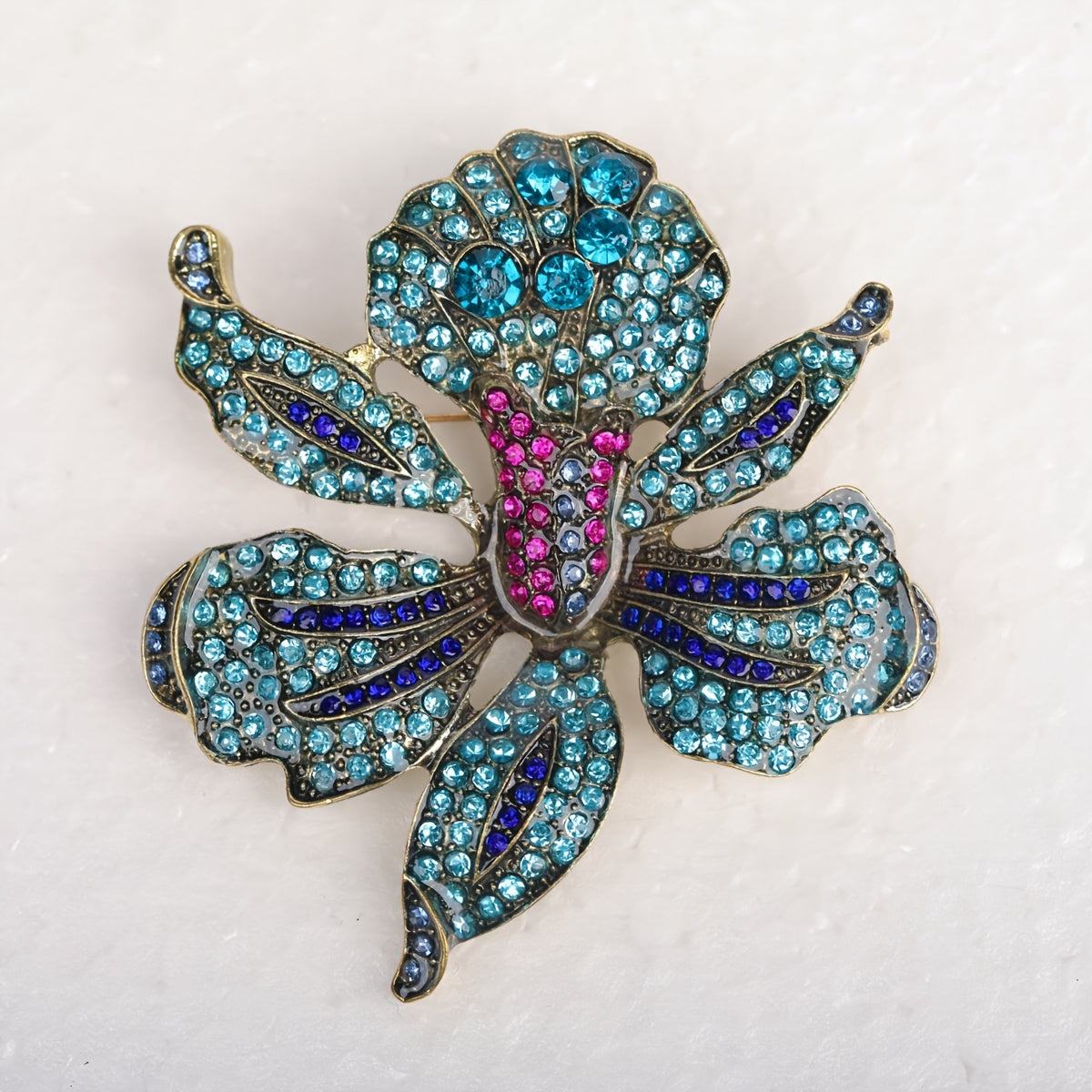 "Luxurious Vintage Peony Flower Brooch: Ajoyib peoni gullari dizayni va rhinestone tafsilotlari bilan bezatilgan, yuqori sifatli qotishmadan tayyorlangan ajoyib buyum. Ayollar palto va aksessuarlar uchun mukammal bayroq pin."