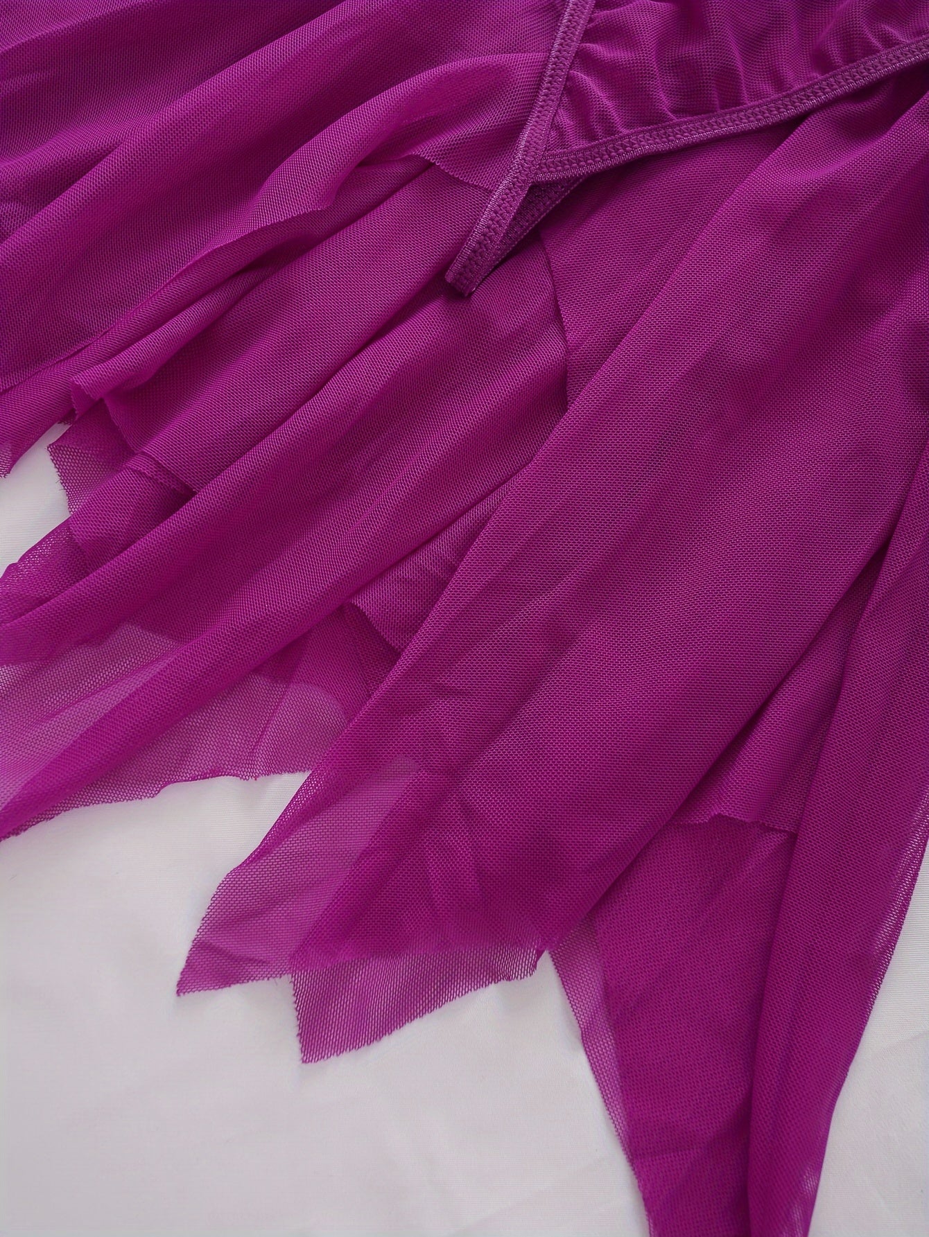 Ayollar uchun chuqur V kesimli slip ko'ylak va thong bilan gullar bilan bezatilgan dantel ichki kiyim to'plami