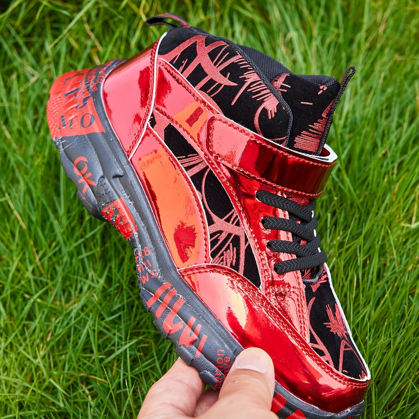 Preppy uslubidagi bolalar sport krossovkalari T-yostiq, multfilm naqshi, qopqoq va lenta yopilishi, pastki qismi va mato ichki qismi bilan. EVA taglik, PU yuqori qismi, mato astar, to'plar va kamon detali mavjud. Ideal