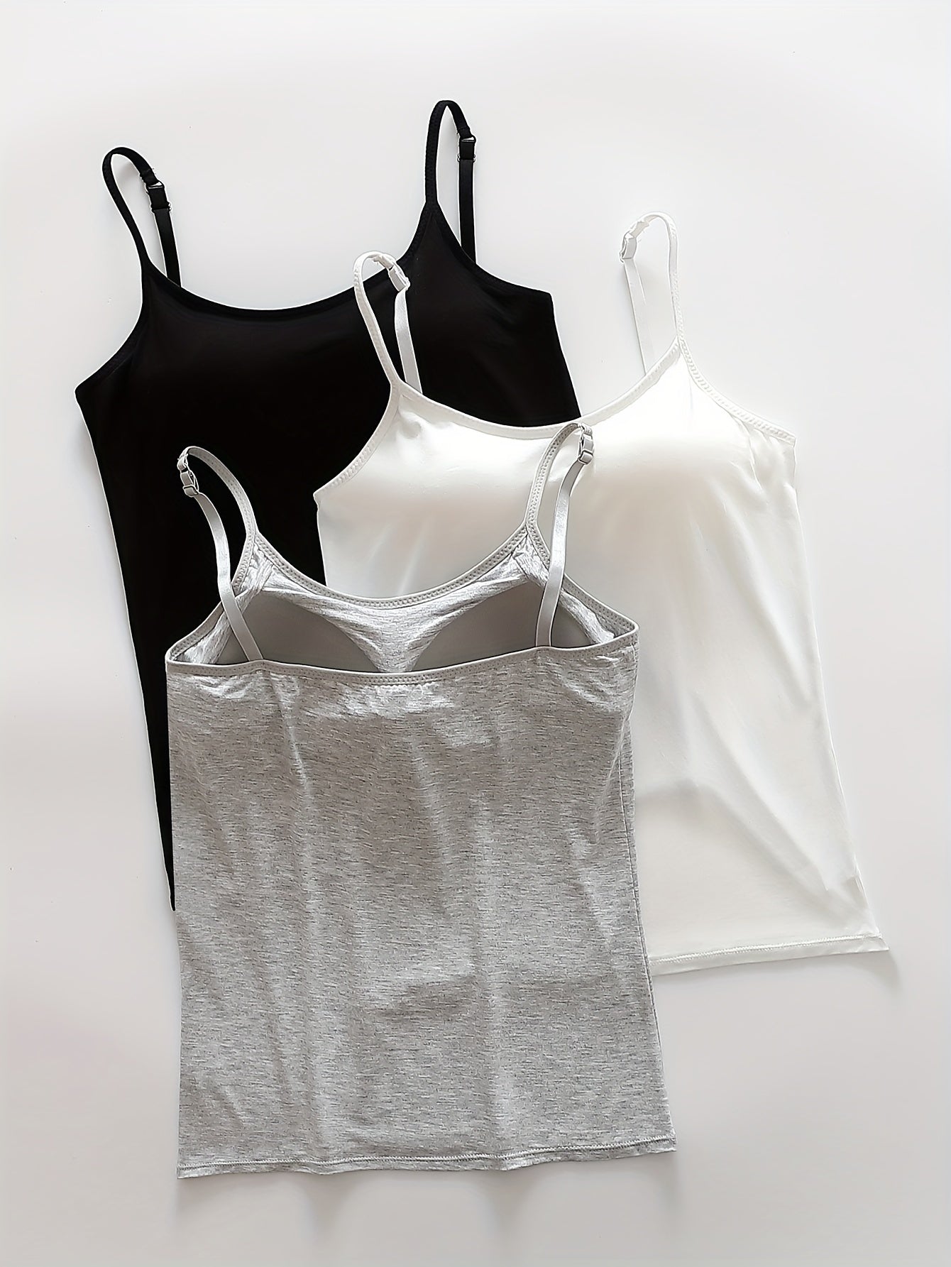 Uchta kattalar uchun viskoza kamizol, qattiq kubiklar bilan, ingichka to'ldirish bilan, tashqi kiyim uchun mukammal va turli ranglarda mavjud.