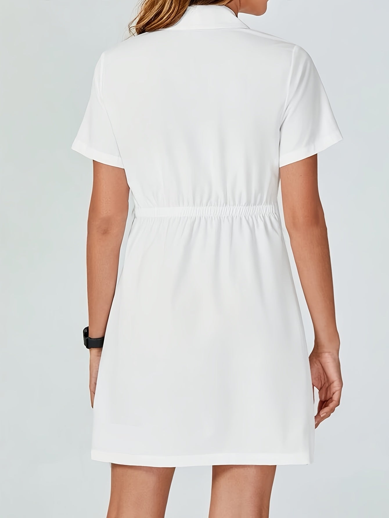 Oq qisqa yengli palto, lapel yaka, bir nechta cho'ntak, 100% polyester, bir xil rang, oddiy moslama, barcha mavsumlar uchun, 180g/m² to'qilgan mato. Bir qator tugmachalar, cho'zilmaydigan.