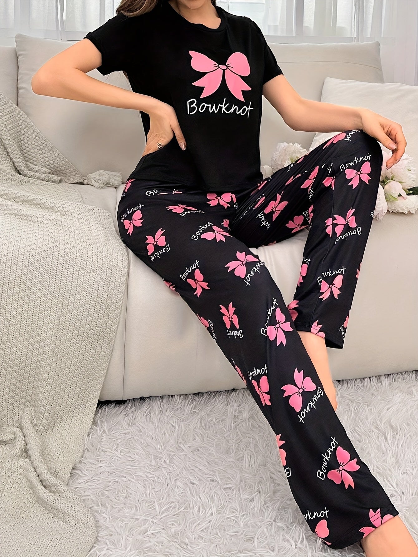 Conjunto de pijama para mujer en negro con top de manga corta con estampado de mariposas rosas y pantalones de cintura elástica