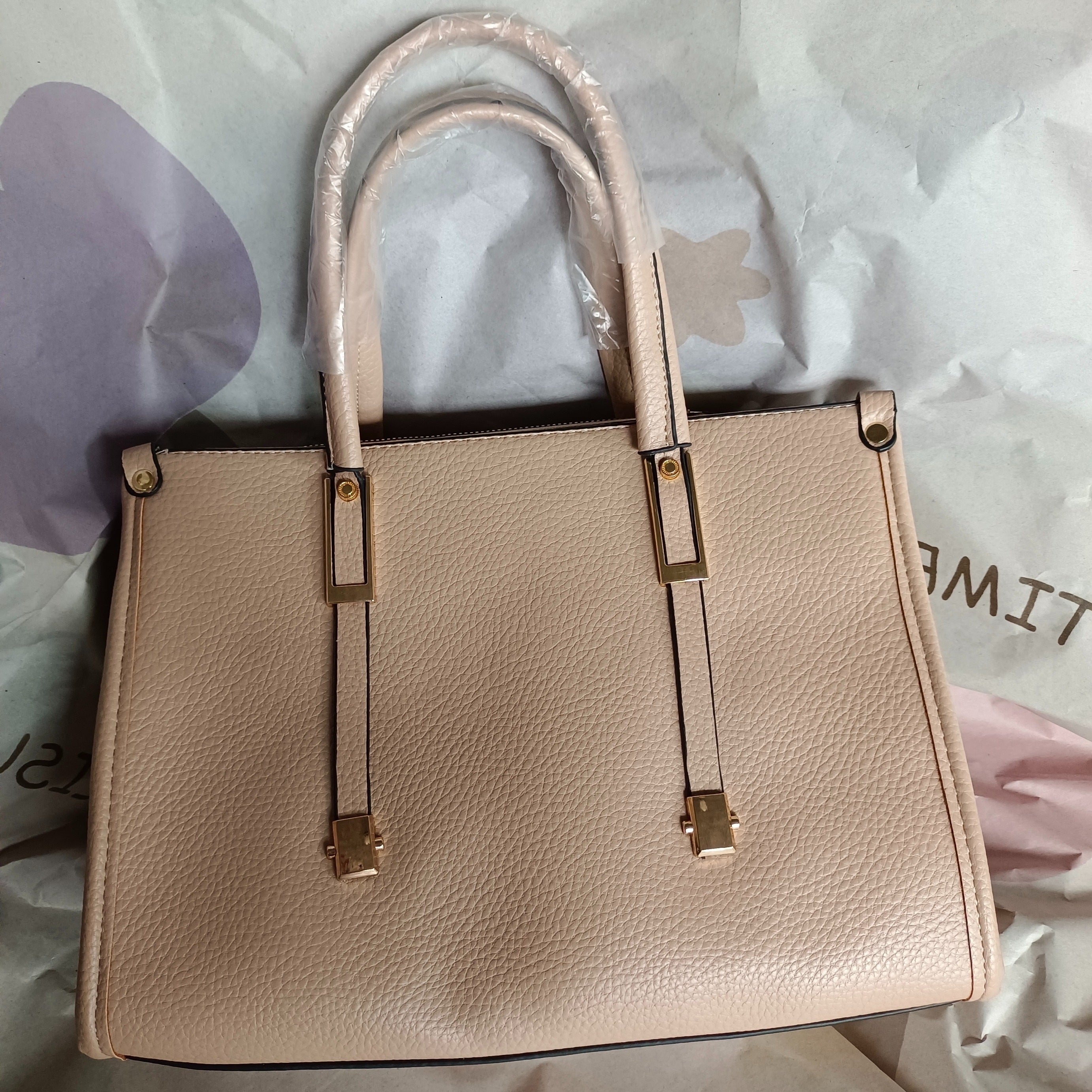 Ayollar uchun katta sig'imli, bir xil rangdagi va ko'p funksiyali uslubdagi nafis to'plam sumkasi.