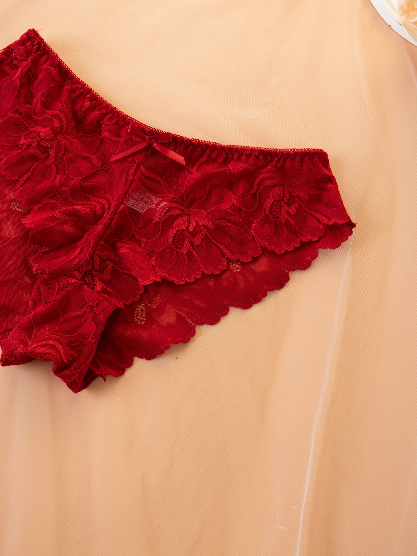 Элегантный комплект бюстгальтера и трусиков из кружева, удобный безкаркасный дизайн с тонкими бретельками и бантиками. Женское нижнее белье и комплект из 3-х предметов.