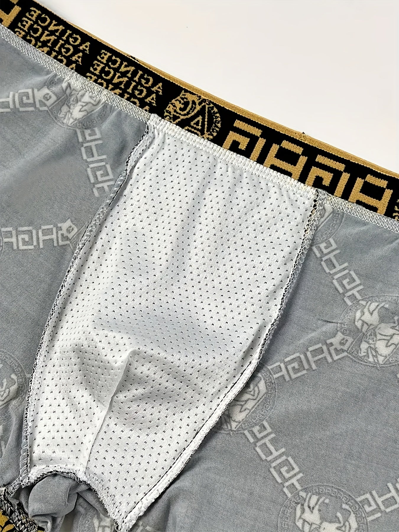 Geometrik naqshli erkaklar uchun boxer shortlari, qulay moslashuv uchun o'rtacha cho'zilishga ega tez quriydigan polyester matodan tayyorlangan.