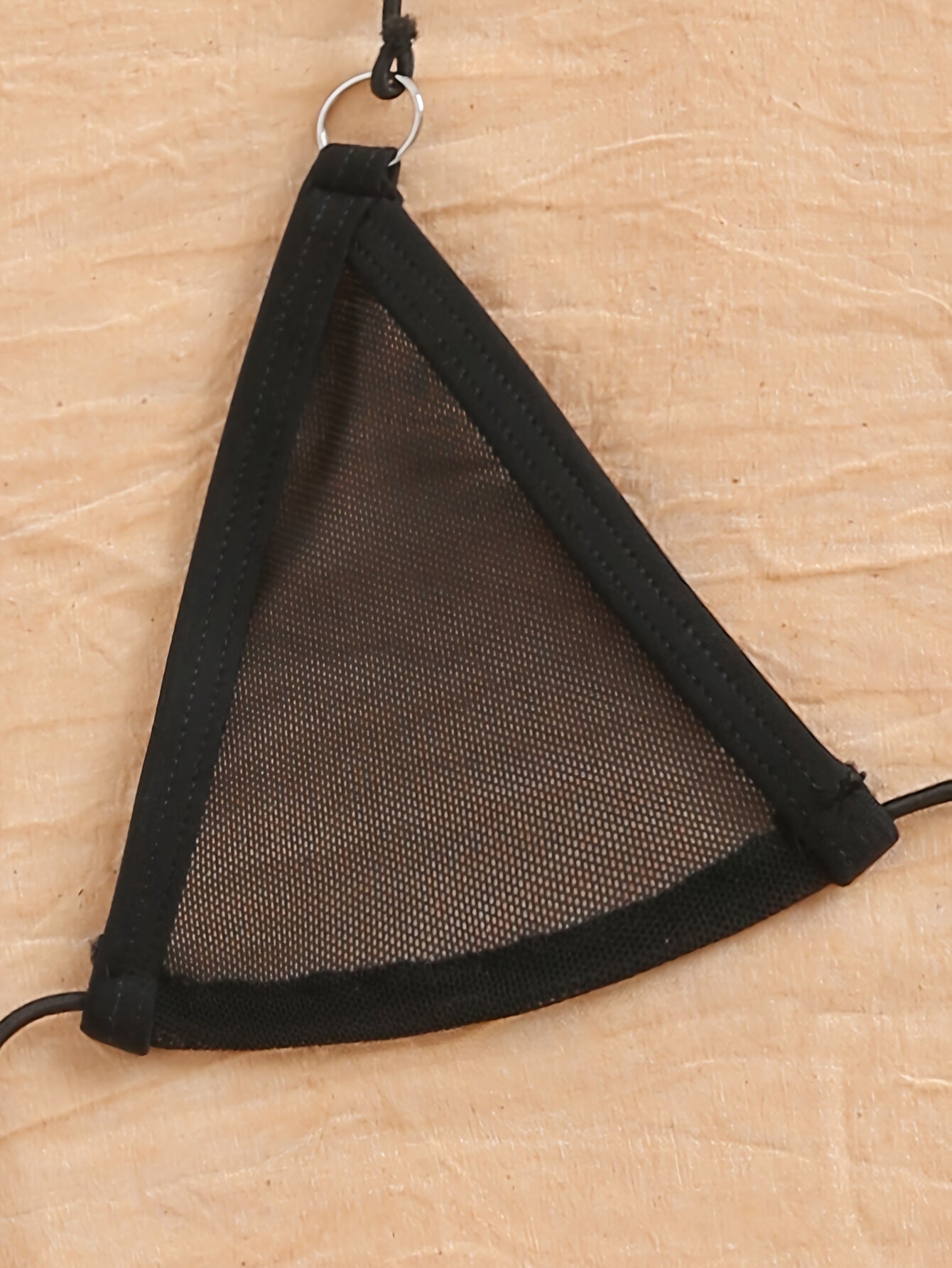 Jozibali halter bo'yinli ichki kiyim to'plami brassiyer va thongni o'z ichiga oladi.