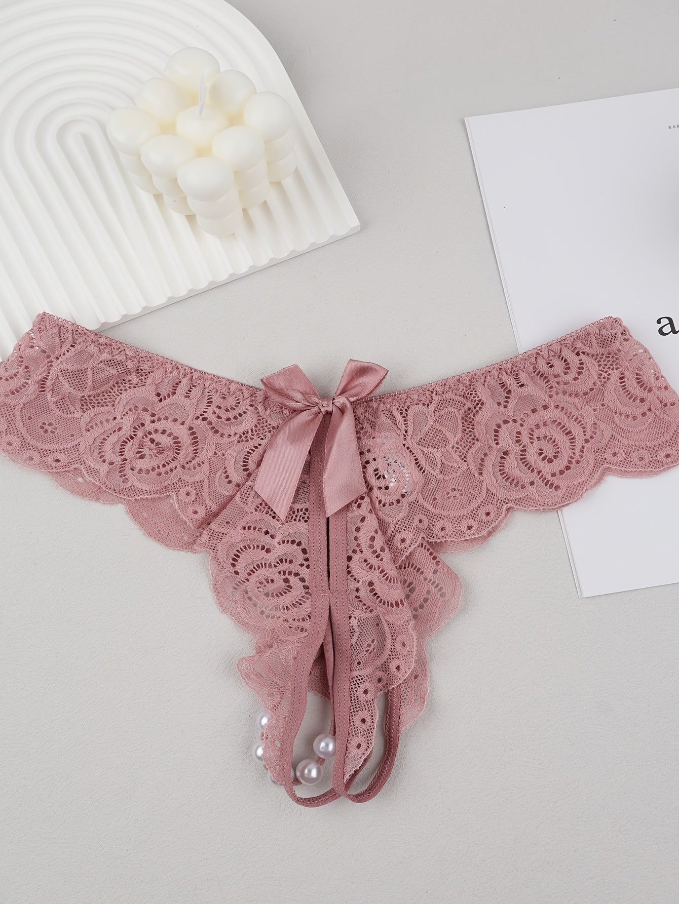 Kattalar uchun tikanli tanga bilan bog'langan bowknot marjonlari bilan pastki qismda qulay polyamid elastan