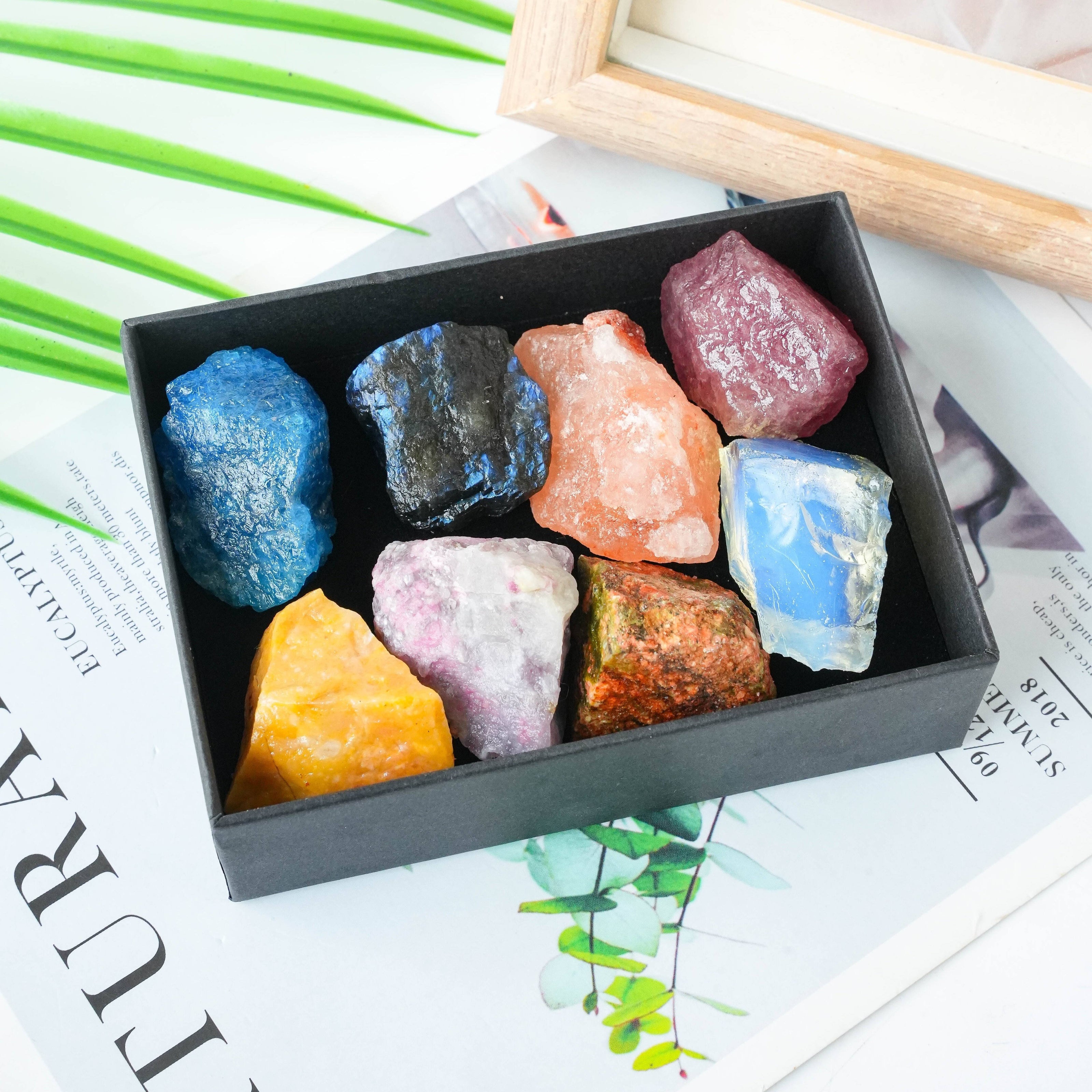 Набор из 8 крупных натуральных кристаллов и камней в коллекционной коробке из кристаллического гема