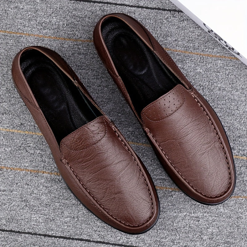 Erkaklar uchun yengil mol go'shti terisidan tayyorlangan, mustahkamlik va qulaylik uchun sirpanmaydigan kauchuk taglikka ega loaferlar.