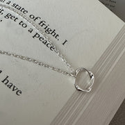 Это стильное ожерелье с подвеской в виде ленты Мёбиуса из стерлингового серебра идеально подходит как для повседневной носки, так и для особых случаев. Универсальный аксессуар для женщин, это ожерелье добавляет нотку изысканности к любому наряду.