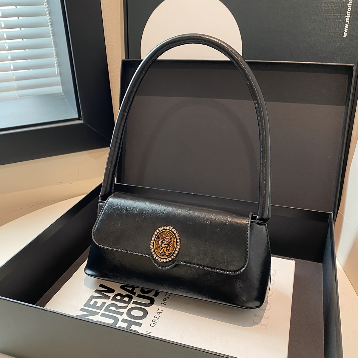 Ayollar uchun fransuz vintage uslubidagi yelka sumkasi, nafis jigarrang rangda, metall emblema, magnit yopish va polyester astar bilan. Har kuni foydalanish uchun ko'p funksiyali va zamonaviy.