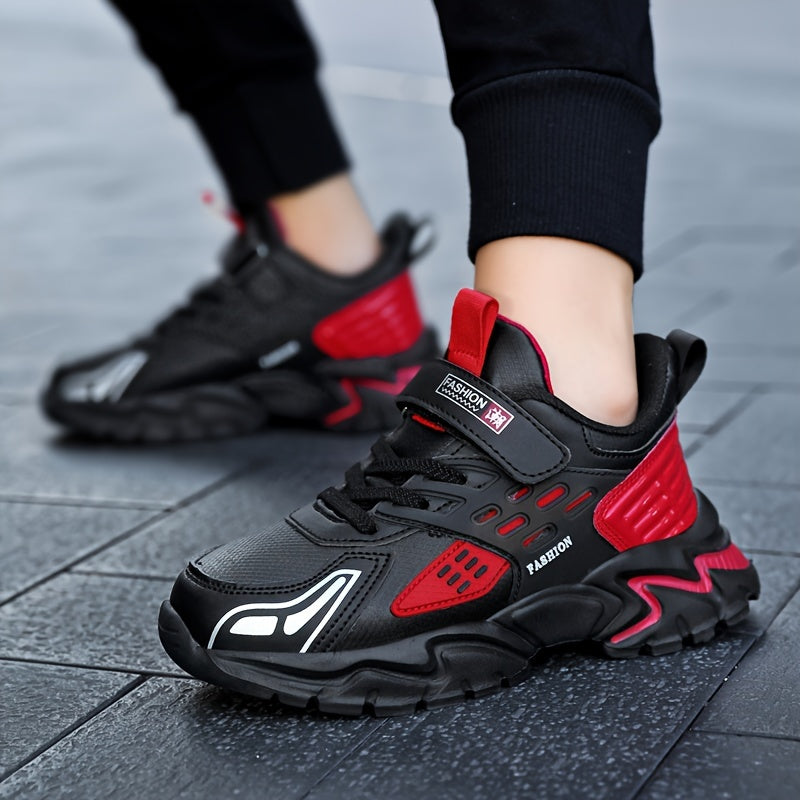 Bolalar uchun ochiq havoda faoliyatlar uchun sirpanmaydigan tagliklarga ega zamonaviy qalin poyabzallar.