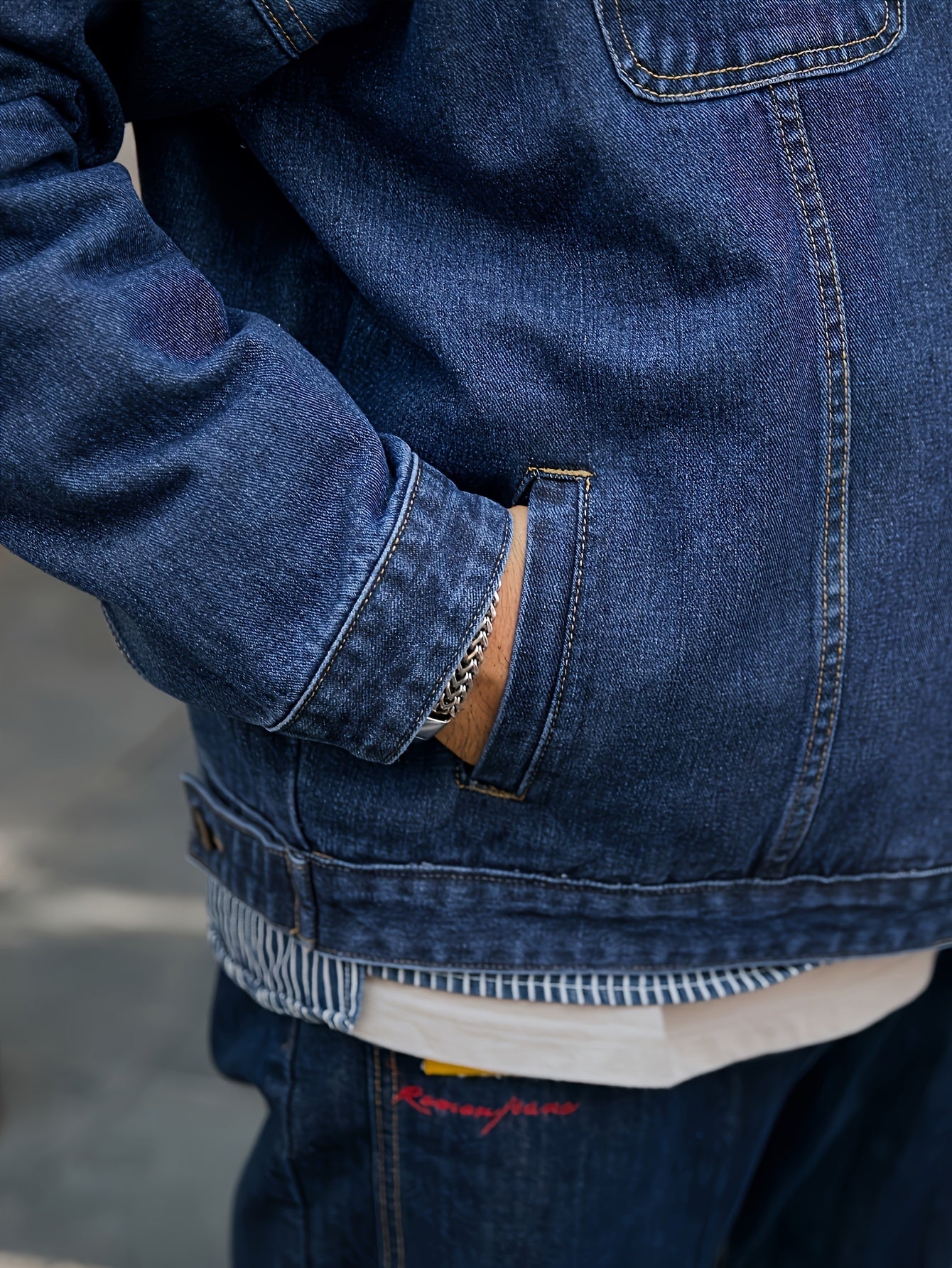 Erkaklar uchun plussiz o'lchamdagi denim ko'ylak, mustahkam yuvilgan ko'k rangda, uzun yenglar, ko'krak cho'ntaklari, tugmachali old qism va keng kesim bilan. Har kuni tasodifiy ko'cha uslubida kiyish uchun mashinada yuvilishi mumkin, zamonaviy.