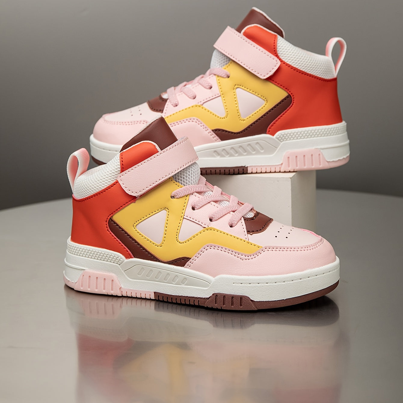 Bolalar uchun yuqori to'plamli krossovkalar, yopishqoq yopish bilan, barcha mavsumlar uchun nafas oladigan va qulay, zamonaviy geometrik naqsh bilan.