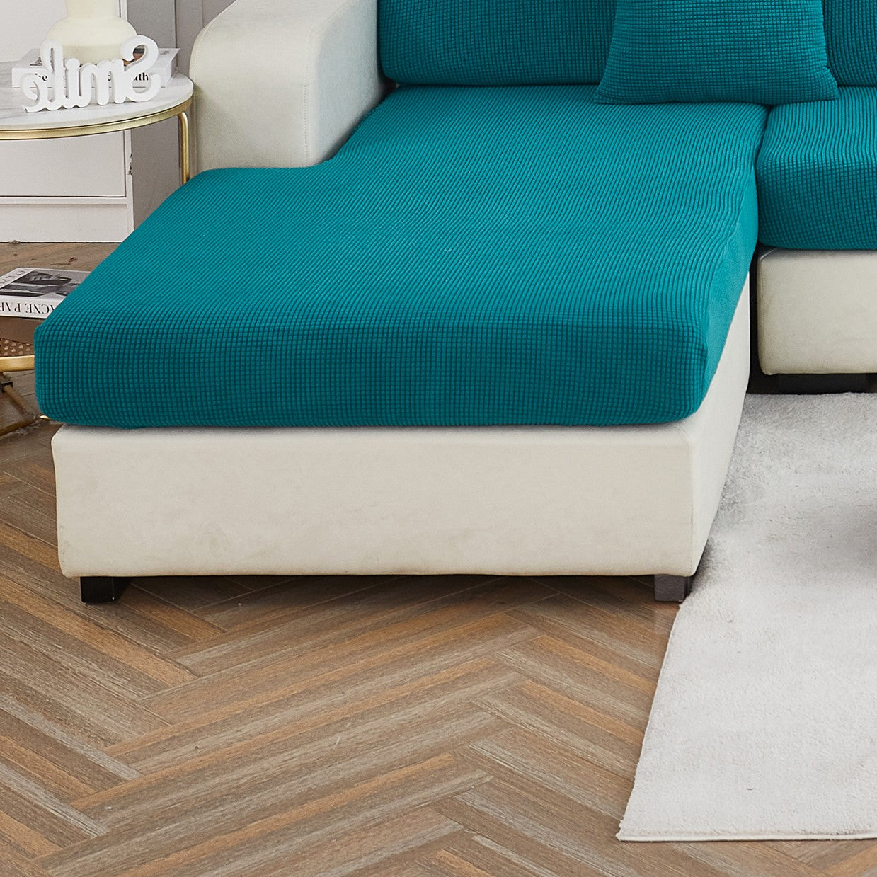 Надежный чехол для дивана защищает мебель от пролитий и пятен.