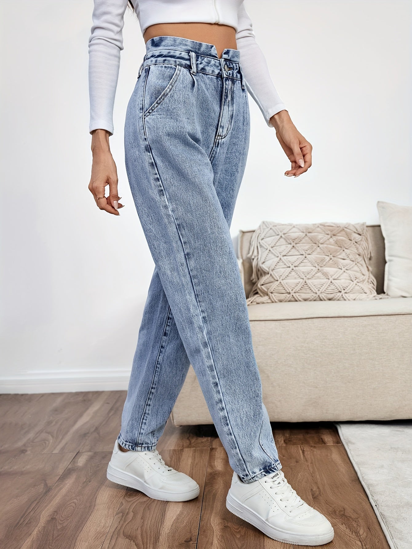 Women's Light Blue High-Waisted Straight Leg Denim Jeans with Slash Pockets