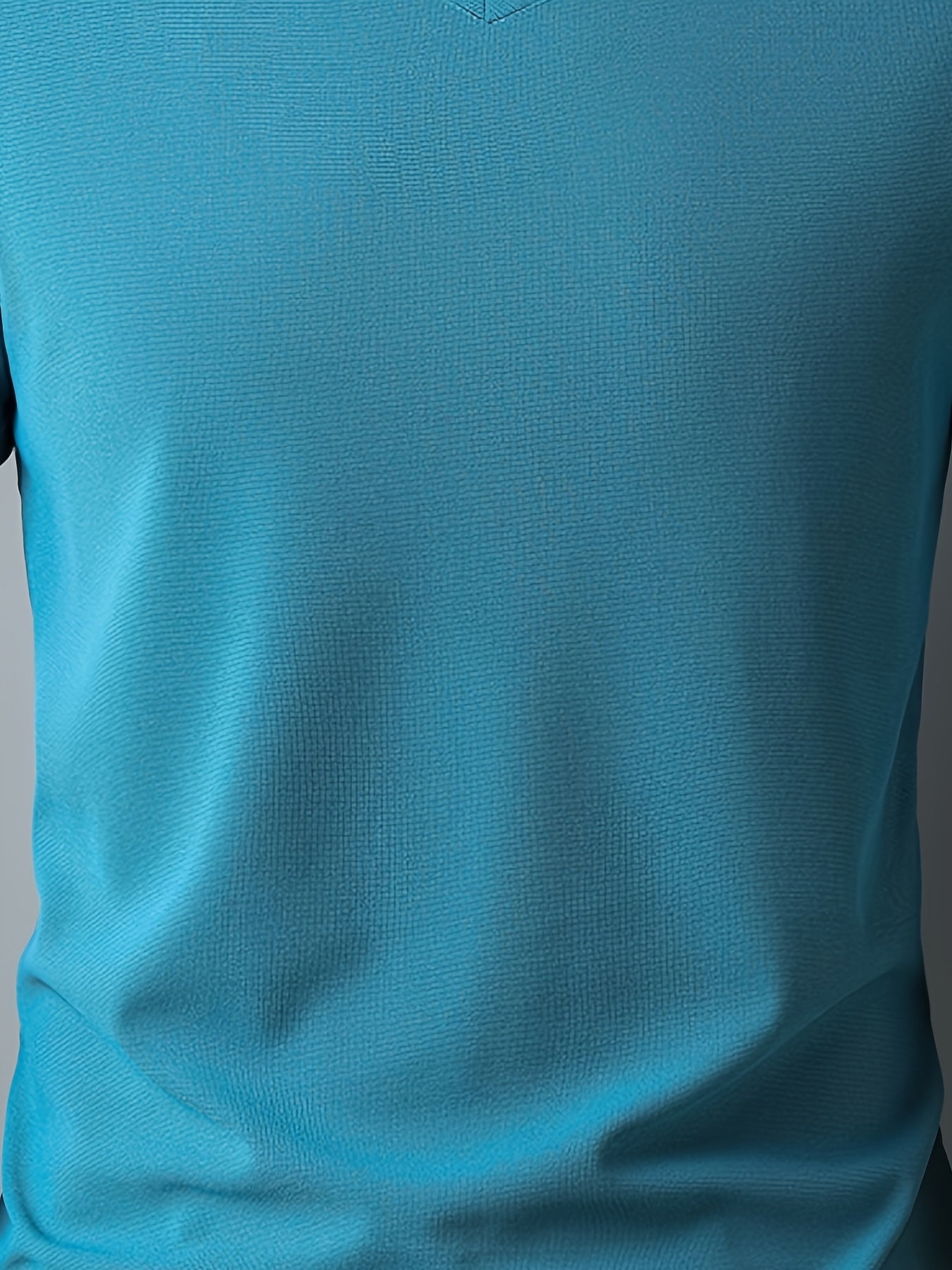 Yozgi ochiq havoda kiyish uchun erkaklar uchun tasodifiy qisqa yengli V-yuvalik futbolka.