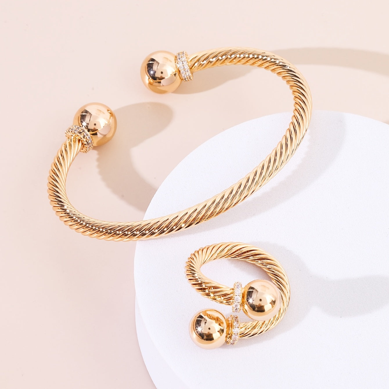 Conjunto de joyería de cobre con pulsera de alambre retorcido y anillo