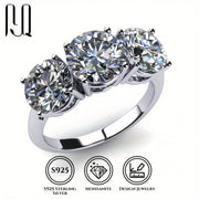 Ushbu nafis va hashamatli uch toshli uzuk 4 karat Moissanite bilan 925 Sterling Silverda o'rnatilgan. Bu har kuni kiyish, takliflar, tug'ilgan kunlar, yubileylar yoki har qanday maxsus tadbirlar uchun mukammal aksessuar. Uning nafis va porloq uslubi...