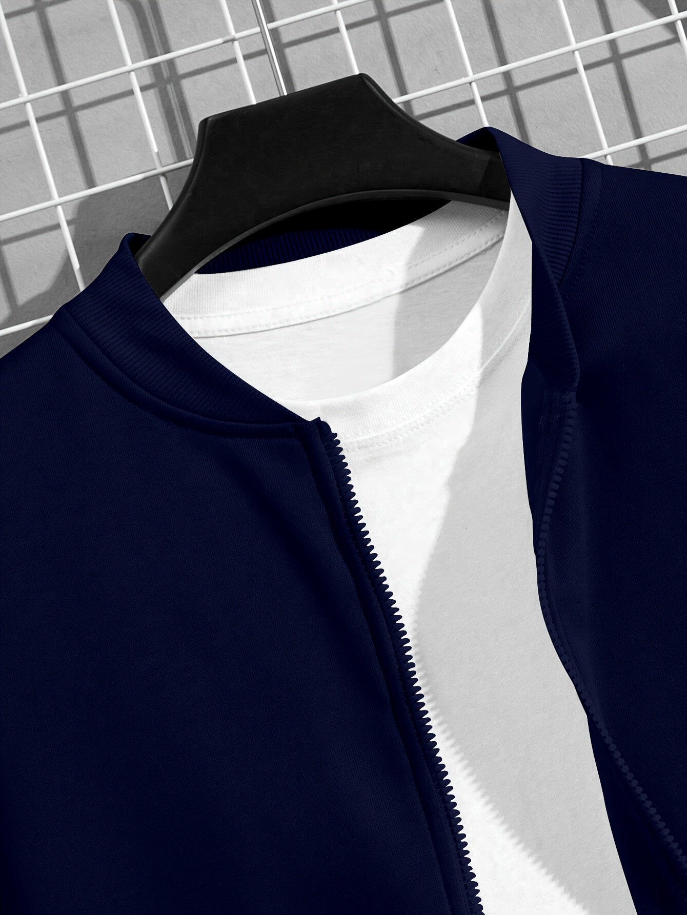 Katta o'lchamdagi erkaklar uchun zip-up kurtka, bir rangda va beysbol yaka bilan, kuz va qish uchun mukammal.