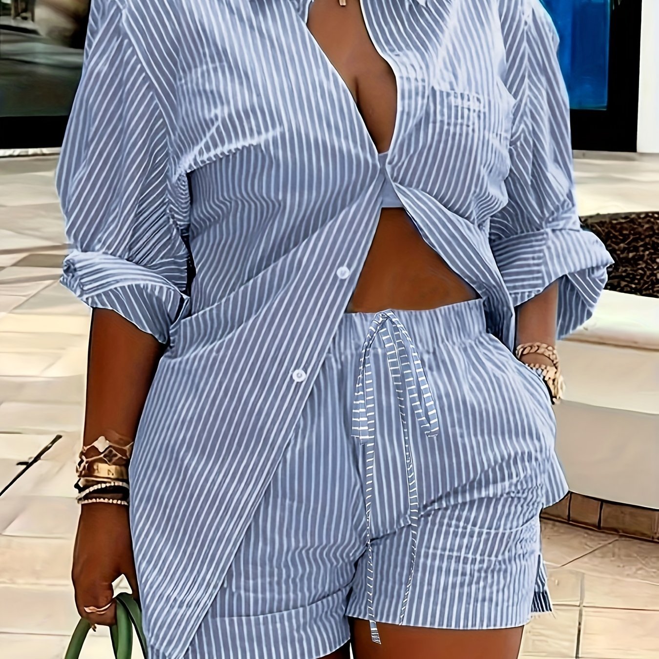 Pushti chiziqli ikki qismli to'plam, uzun qo'lqopli tugmachali ko'ylak va elastik belga ega shortlar bilan. Cho'zilmaydigan polyesterdan tayyorlangan va mashinada yuvish mumkin. Norasmiy foydalanish uchun ideal.