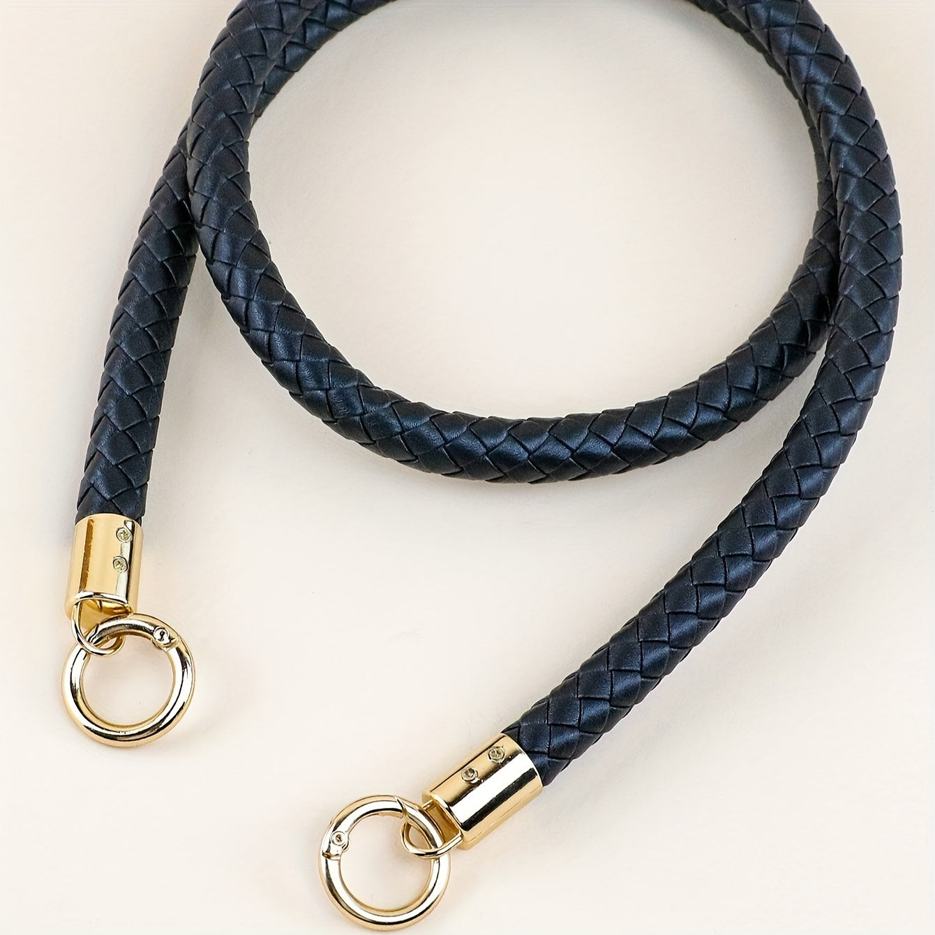 Стильная роскошная женская сумка, выполненная из ПУ-кожи с плетеными акцентами, включая съемные плечевые ремни для индивидуальных вариантов ношения.