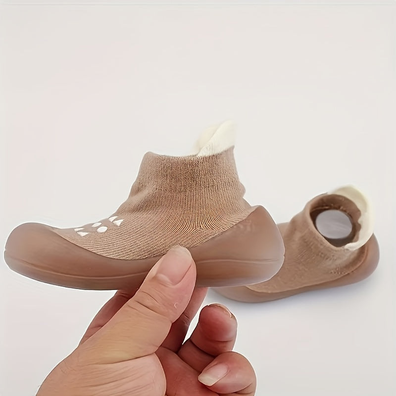 Bola poyabzali yumshoq va qulay birinchi yurishlar uchun, tizzaga qadar bo‘lgan rezina taglik, nuqta bilan to‘ldirilgan mato