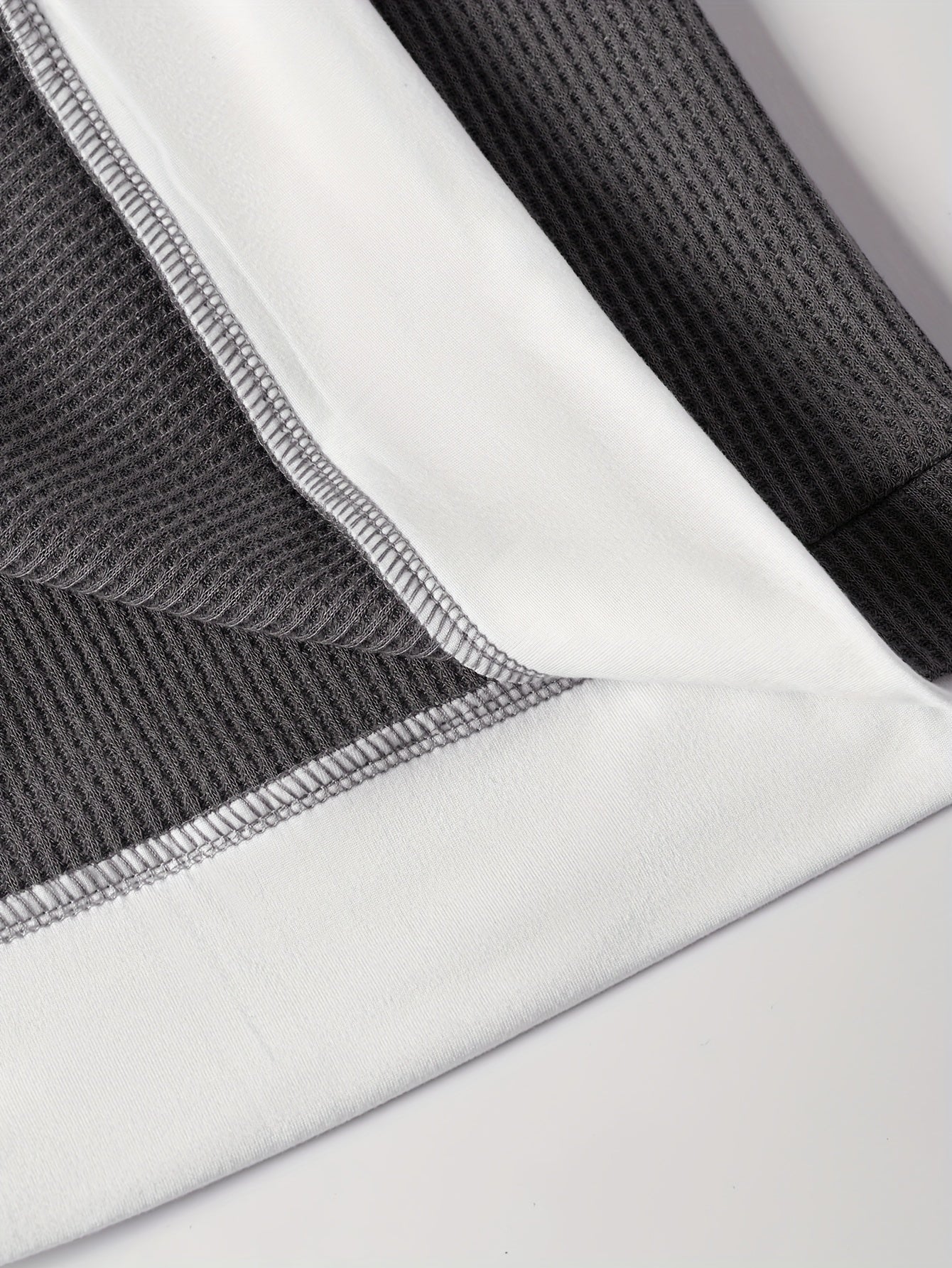 Erkaklar uchun ikkita zamonaviy kiyim: yoz uchun tasodifiy krujka yaka qisqa qo'ltiq futbolka va shortlar to'plami, ta'til va mashg'ulotlar uchun mukammal.