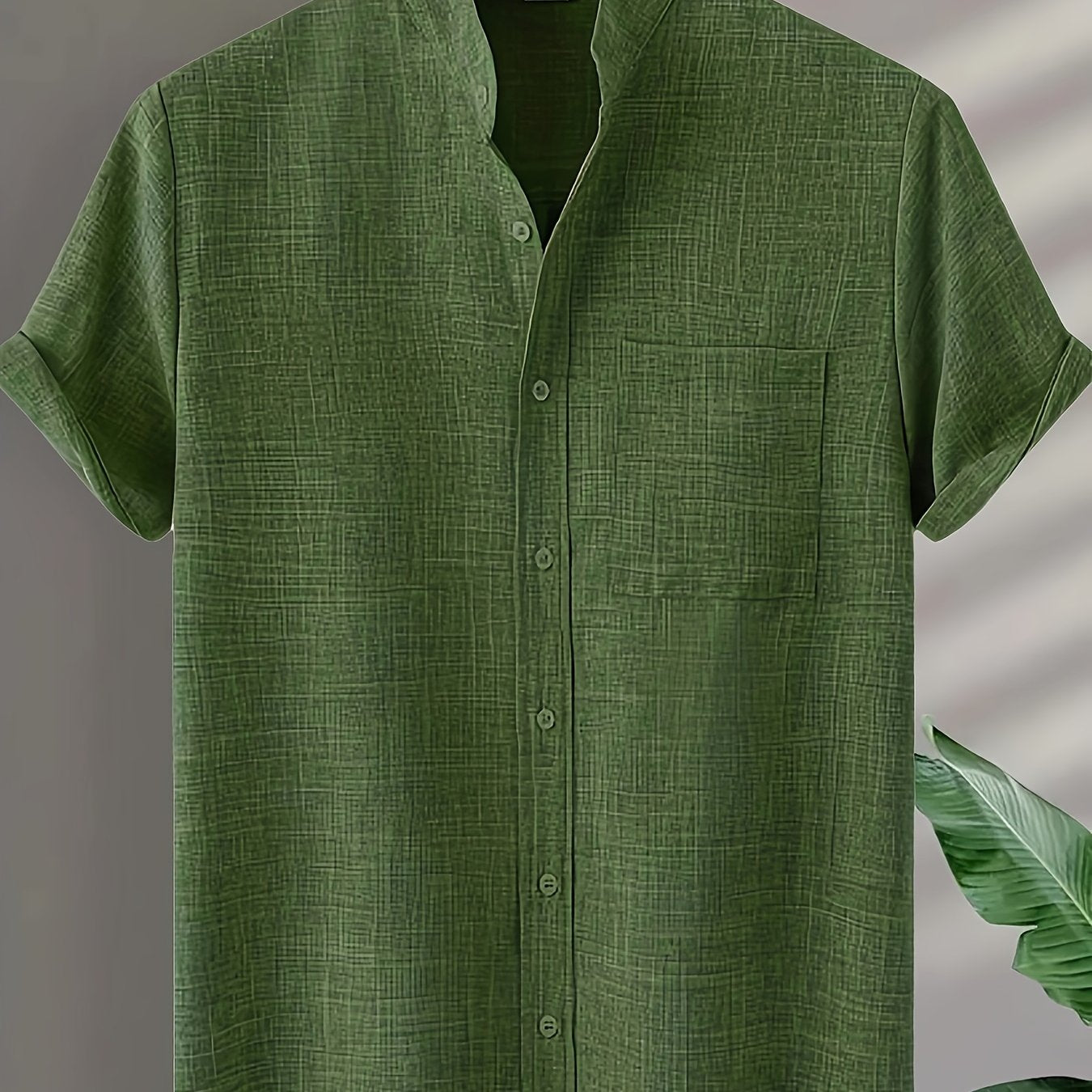 Yozgi ochiq havoda faoliyatlar uchun mukammal, bir rangli erkaklar qisqa yengli turli ko'ylak.