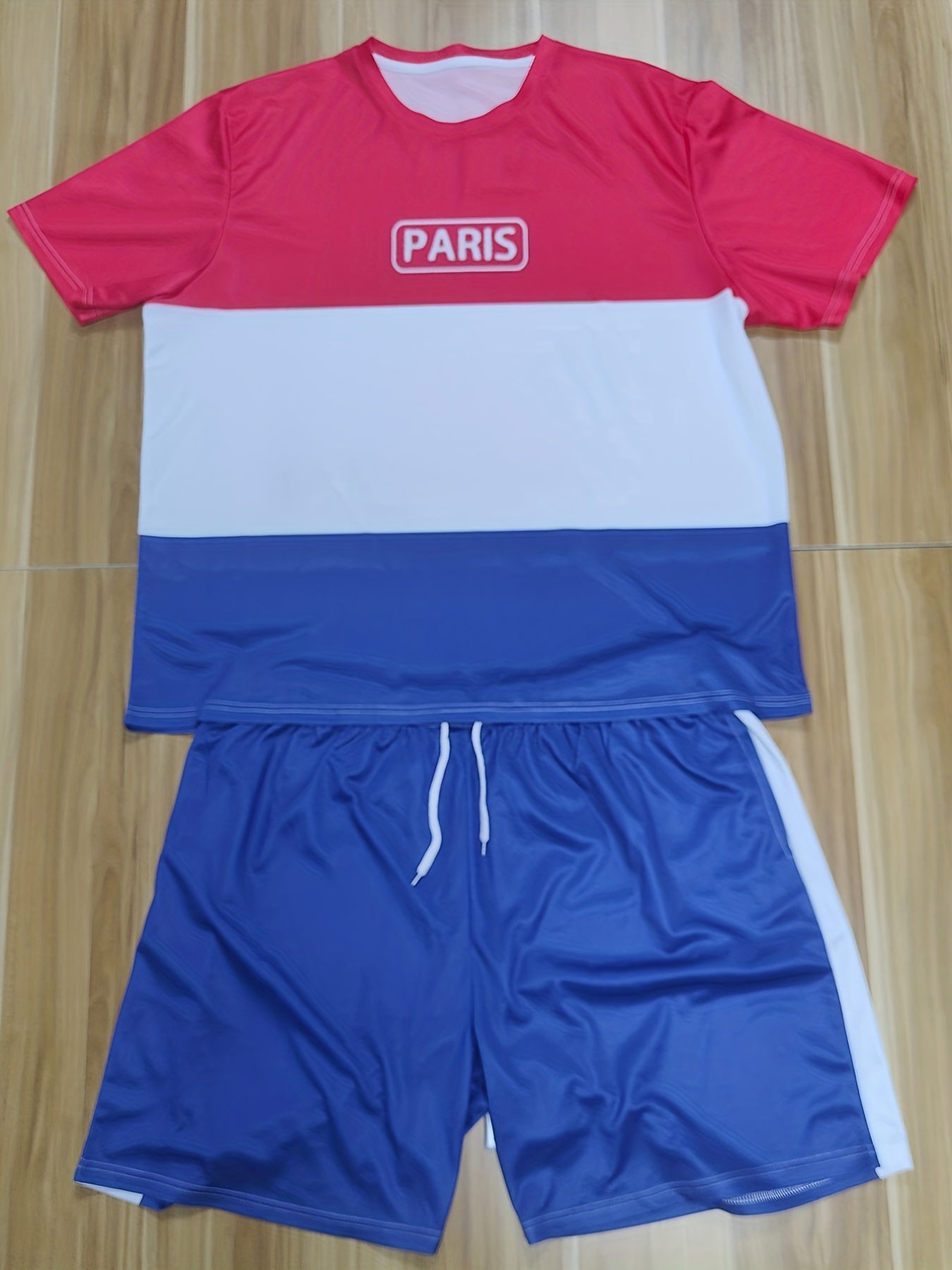 Katta o'lchamdagi erkaklar uchun "King" grafik printli ikki qismli futbolka va shortlar to'plami, mashg'ulotlar va ochiq havoda faoliyatlar uchun mukammal. Katta va baland erkaklar uchun zamonaviy ortiqcha o'lchamdagi sport kiyimi.