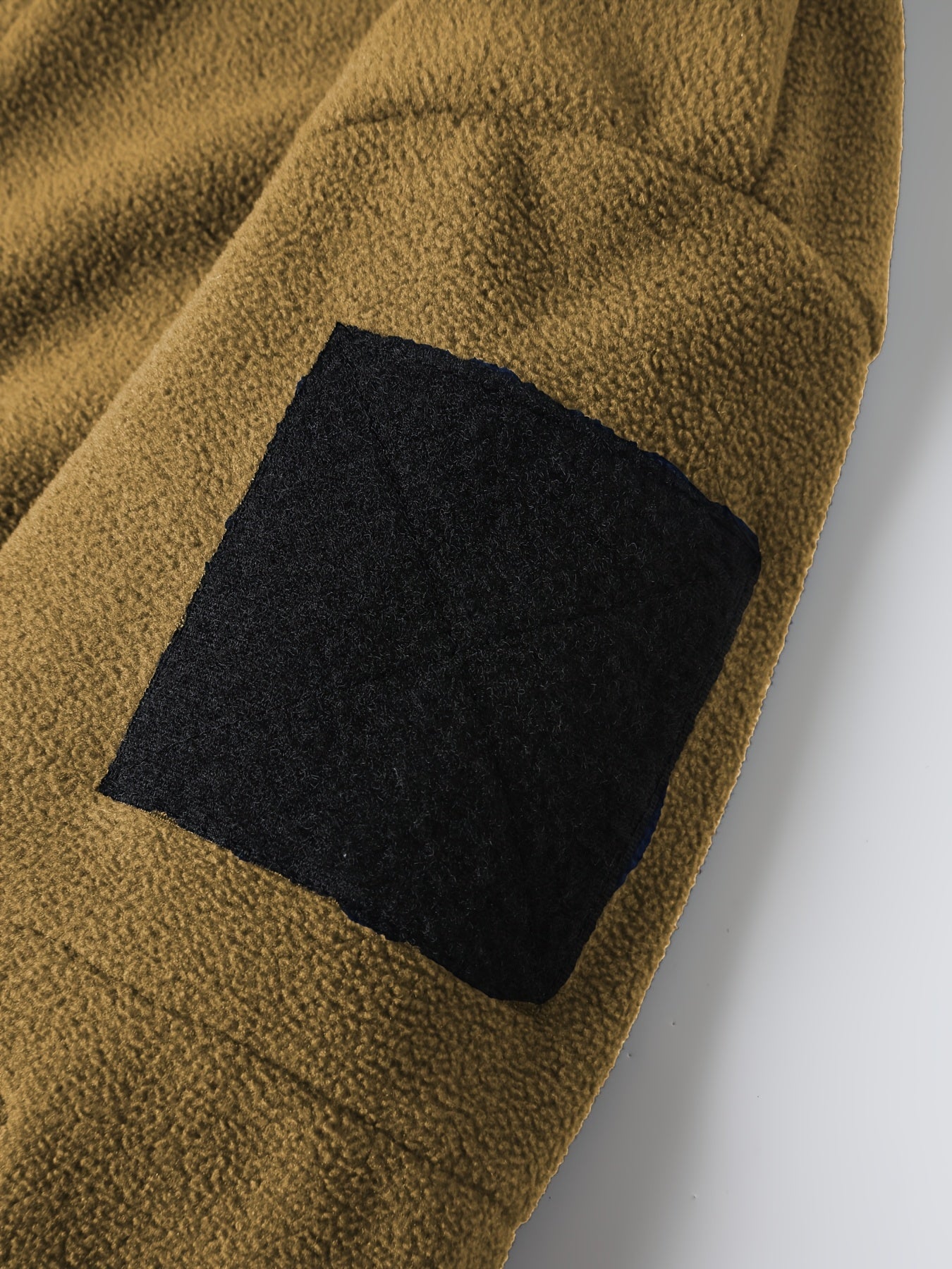 Erkaklar uchun yumshoq fleece astarli sport kurtkasi kuz va qish uchun, elastik fermuar va bir rangli cho'ntaklar bilan.