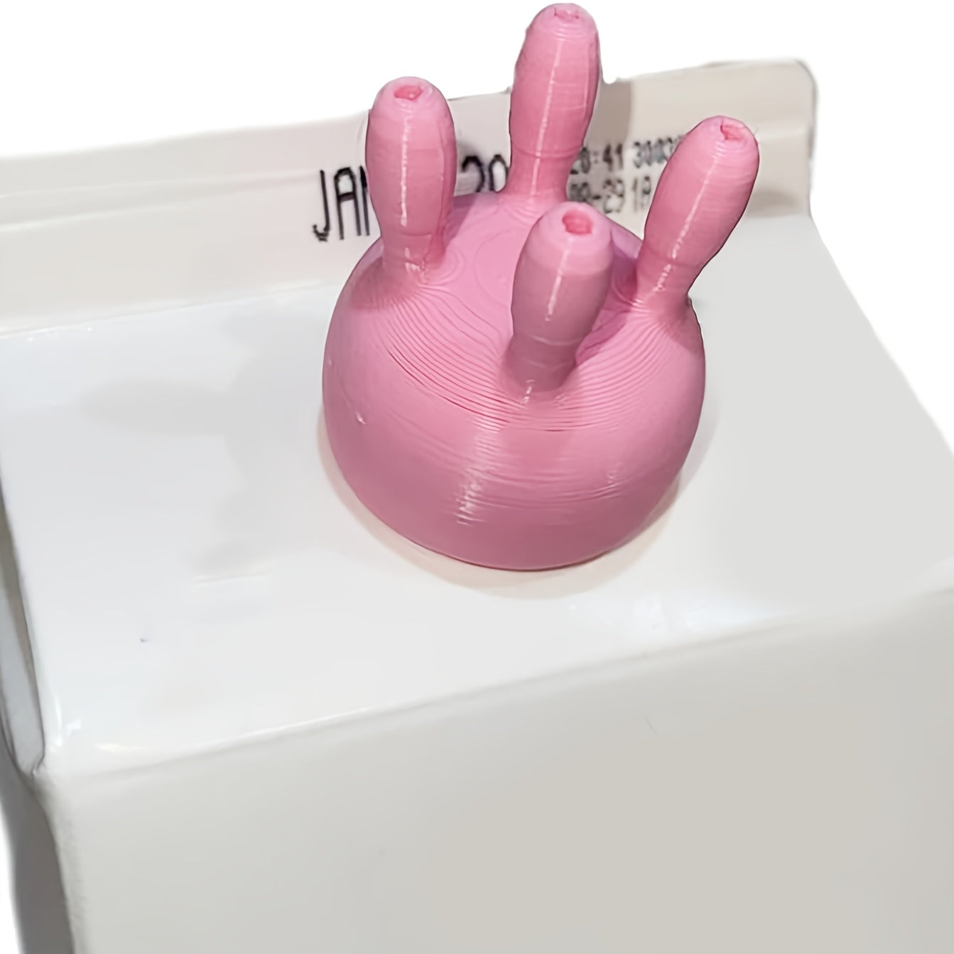 Крышка для молочной модели чашки ALANGDU Brand Fun Milking Machine с дозатором для молока, сделанная из безопасного для пищи PET-материала.