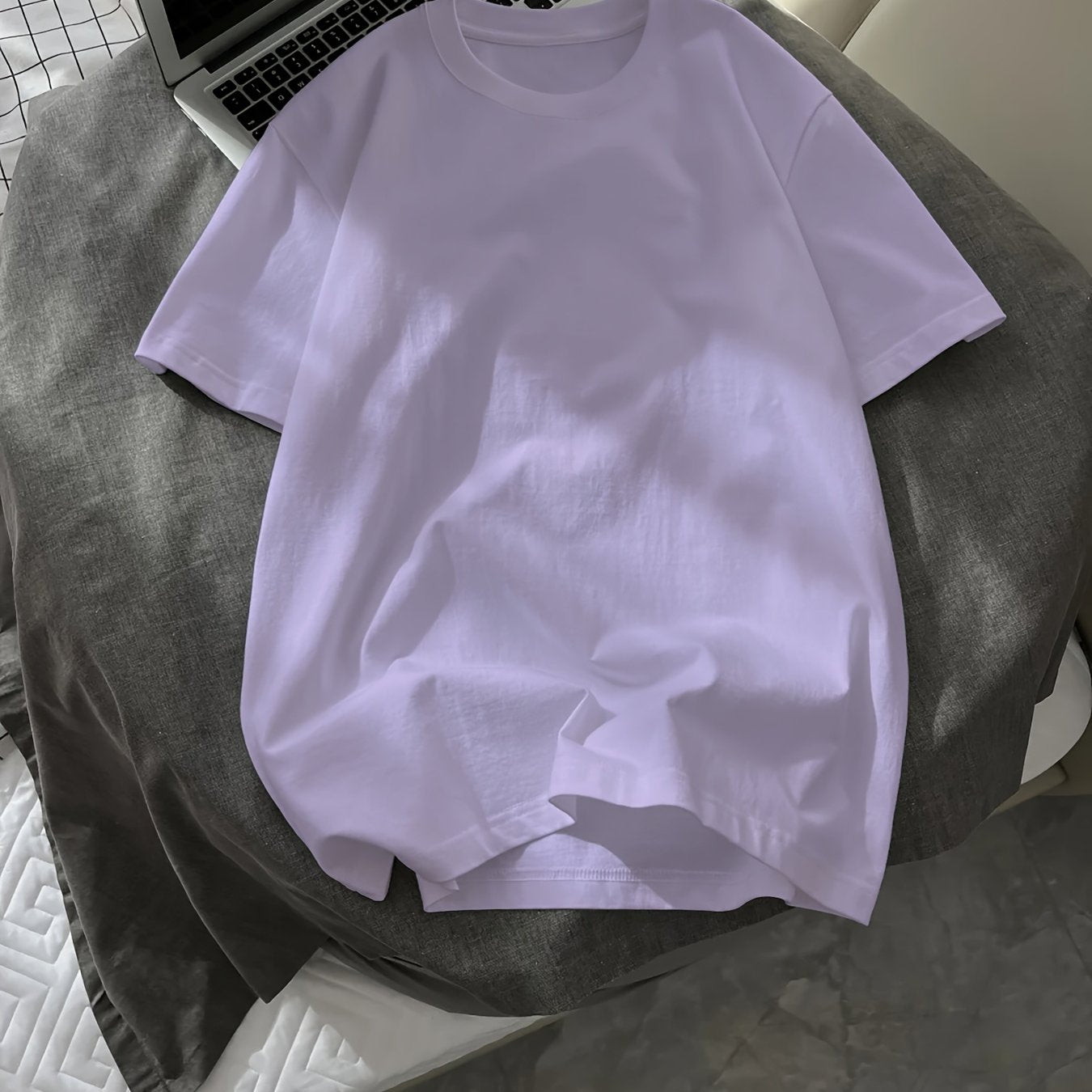 Yoz uchun erkaklar uchun bir rangli T-kofta, tasodifiy ko'cha uslubi