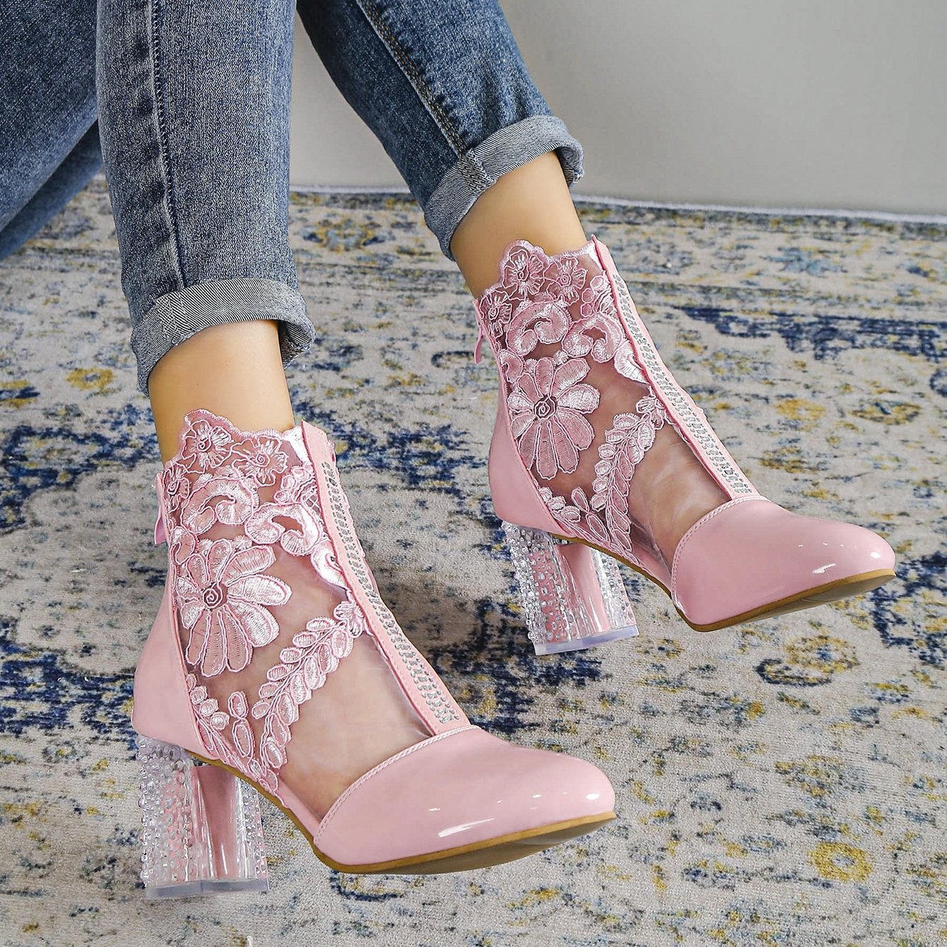 Женские кожаные ботинки на шнуровке с кружевом, розовые, прозрачные каблуки, короткие ботинки на молнии