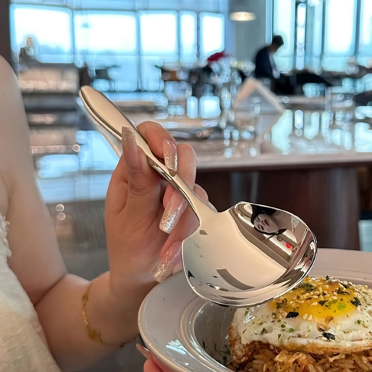 Buffet, kechki ovqat ziyofatlari va har kuni foydalanish uchun mo'ljallangan, zamonaviy va mustahkam zanglamaydigan po'latdan yasalgan kvadrat qoshiq. Xizmat ko'rsatish va pishirish uchun mos.