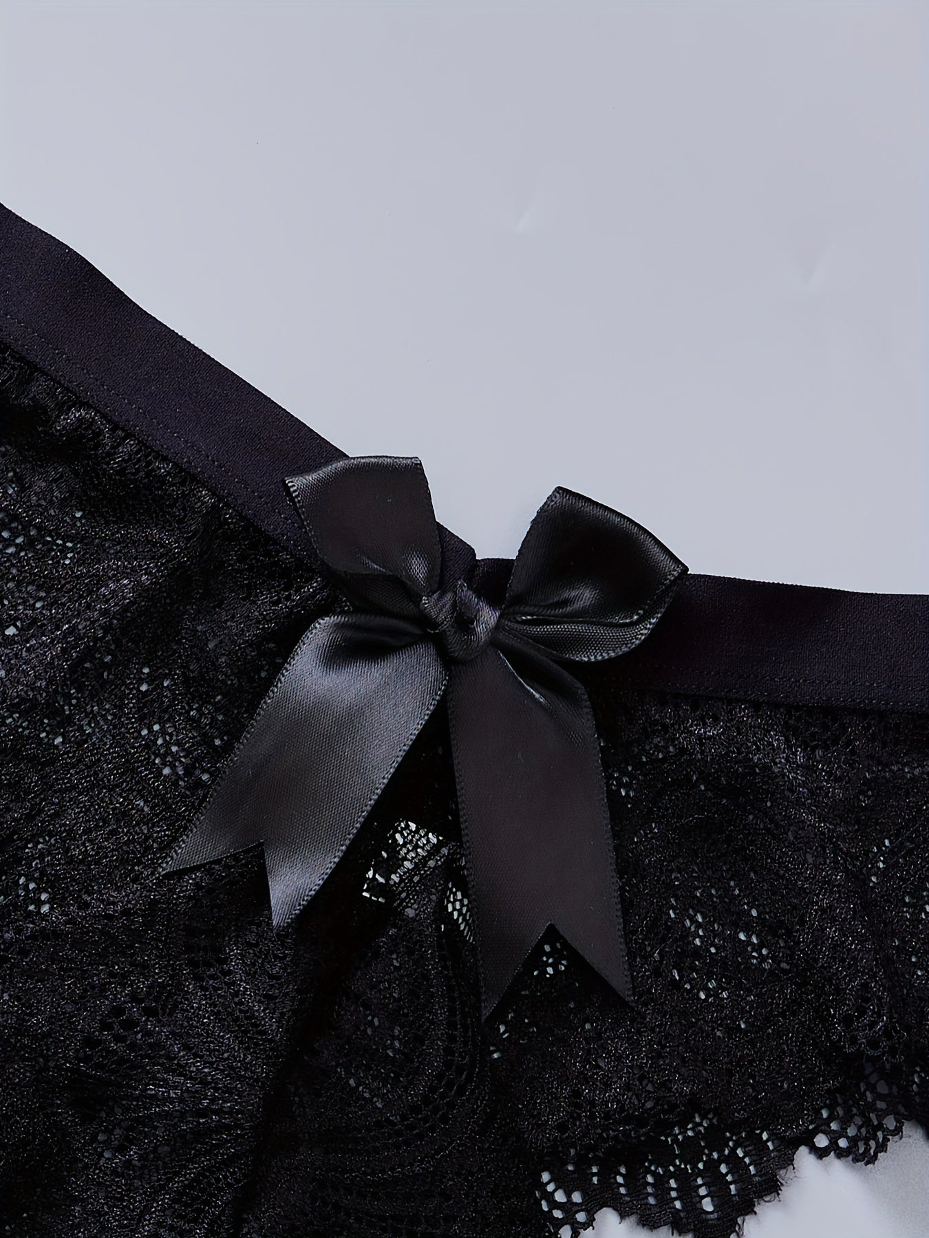 Ayollar uchun nafas oladigan nylon aralashmasidan tayyorlangan, yarim shaffof dizaynga ega bo'lgan dantelli kamzul bow-tie ichki kiyimlar qulay moslikni ta'minlaydi.