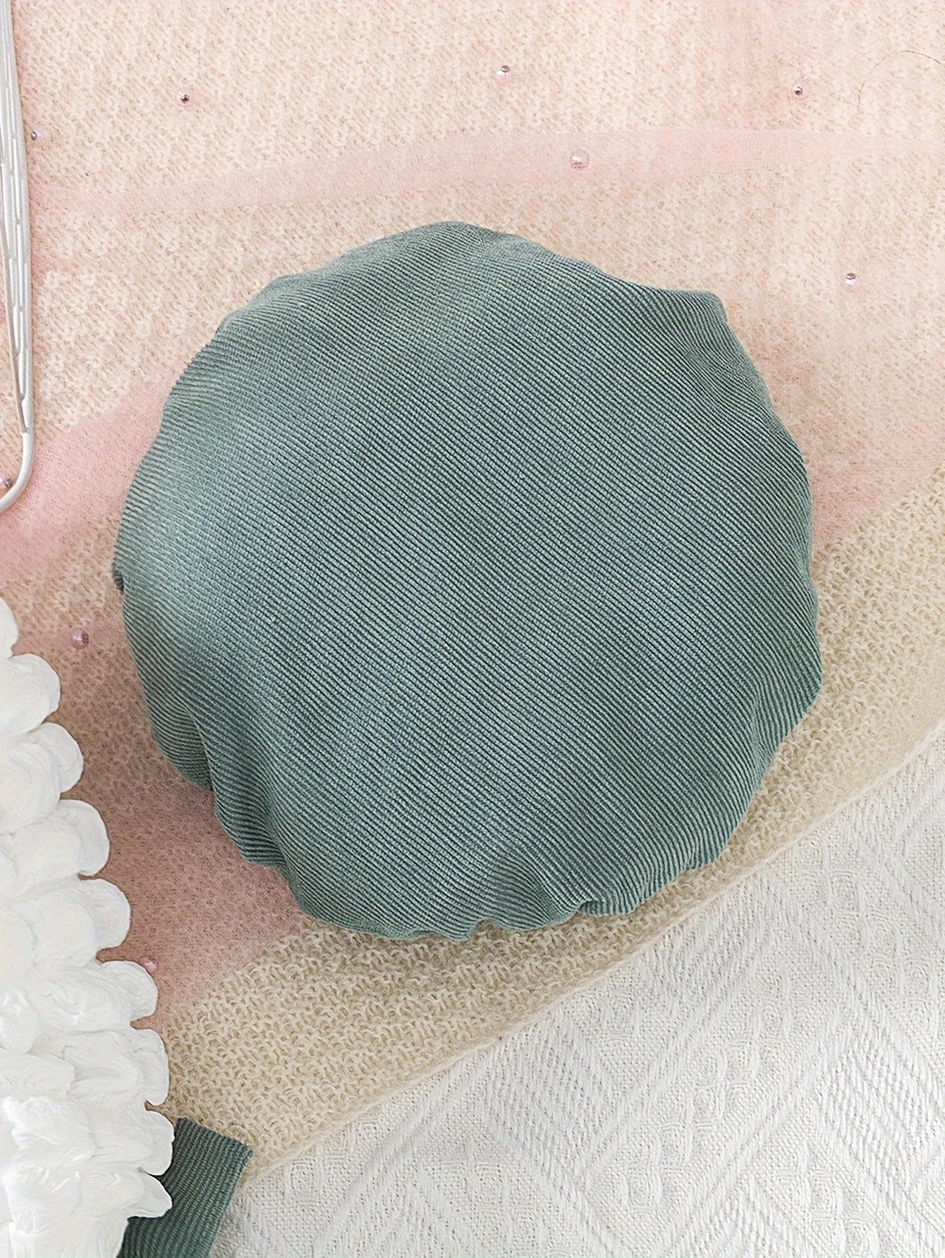 Kuz/qish uchun zamonaviy 4 qismli qizlar kiyim to'plami: bo'yinli ko'ylak, kurtka, suspendorli ko'ylak va kamar.