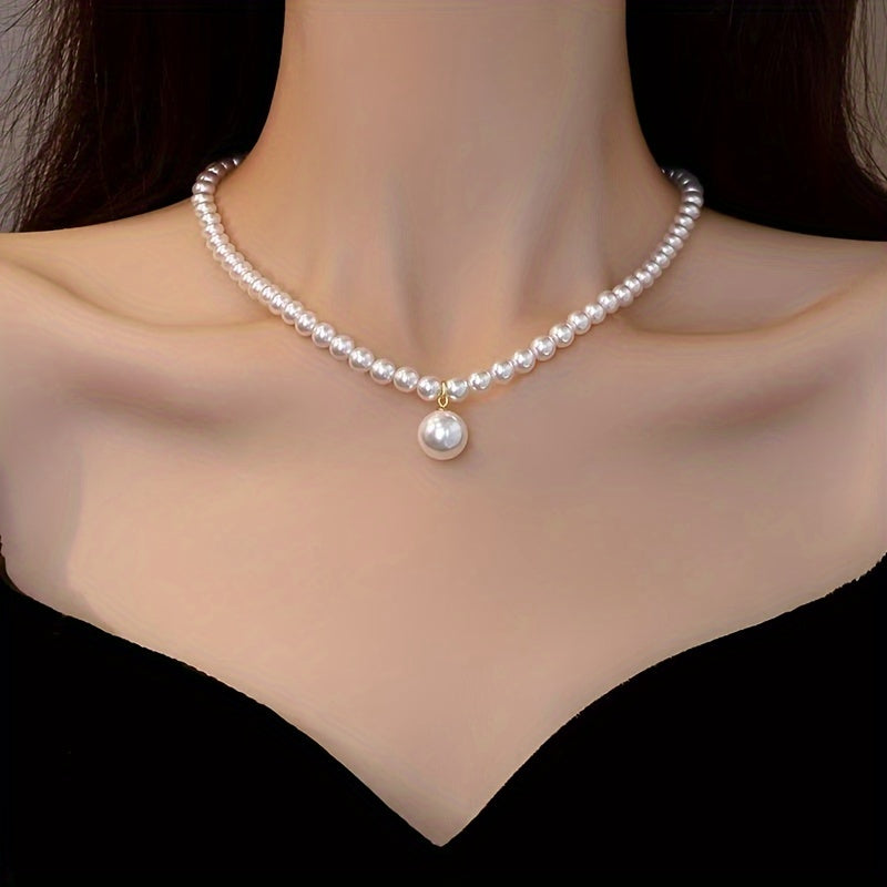 Klassik va hashamatli shirin suv marvaridlaridan iborat zanjirli taqinchoq, qoplamasiz, har kuni nafislik uchun mos bo'lgan zamonaviy aksessuar. Onalar kuni uchun ideal sovg'a, hashamatli partiyalar va maxsus tadbirlar uchun abadiy modani aks ettiradi.