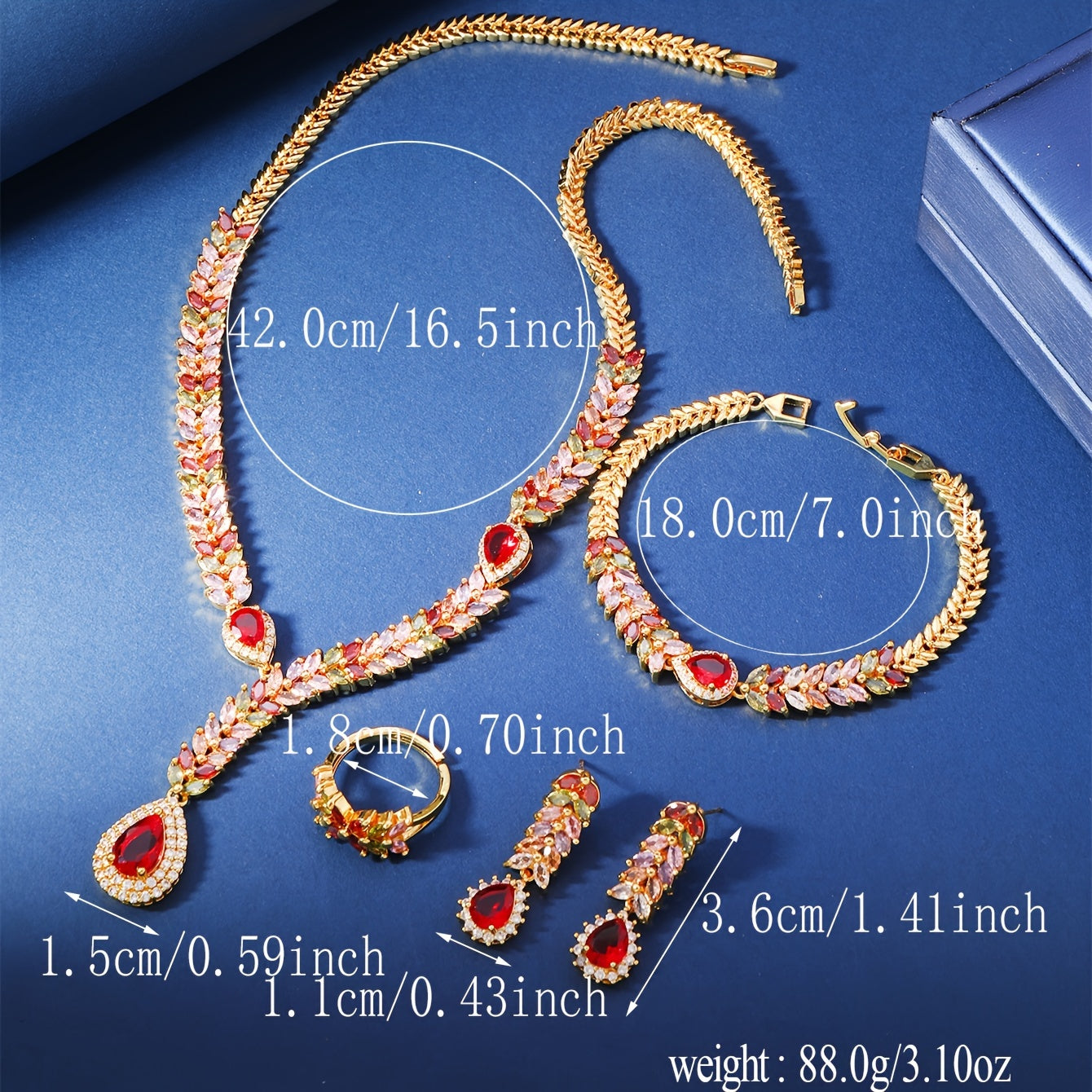 Ushbu nafis Vintage 24K oltin qoplamali mis zargarlik to'plami ajoyib zirconia mozaika tafsilotlari bilan boy Sharq uslubidagi bug'doy to'plami dizaynida, ayollar uchun maxsus tayyorlangan. To'plamga marjon, bilaguzuk, uzuk va sirg'alar kiradi.