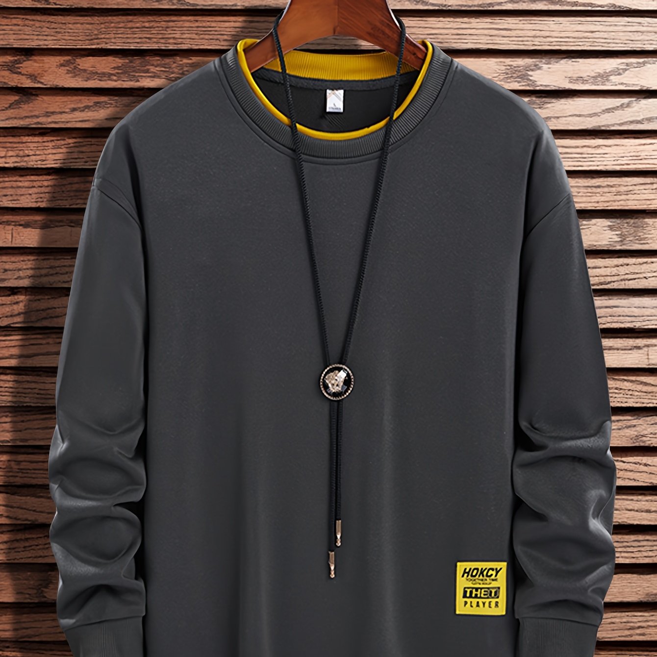 Erkaklar uchun soxta ikki qismli sviter, chiziqli naqsh, appliqué detali va yumshoq bo'yin. 100% polyester to'qima matodan tayyorlangan, biroz cho'ziluvchan va odatdagi kesim. Bahor va kuz uchun ideal.